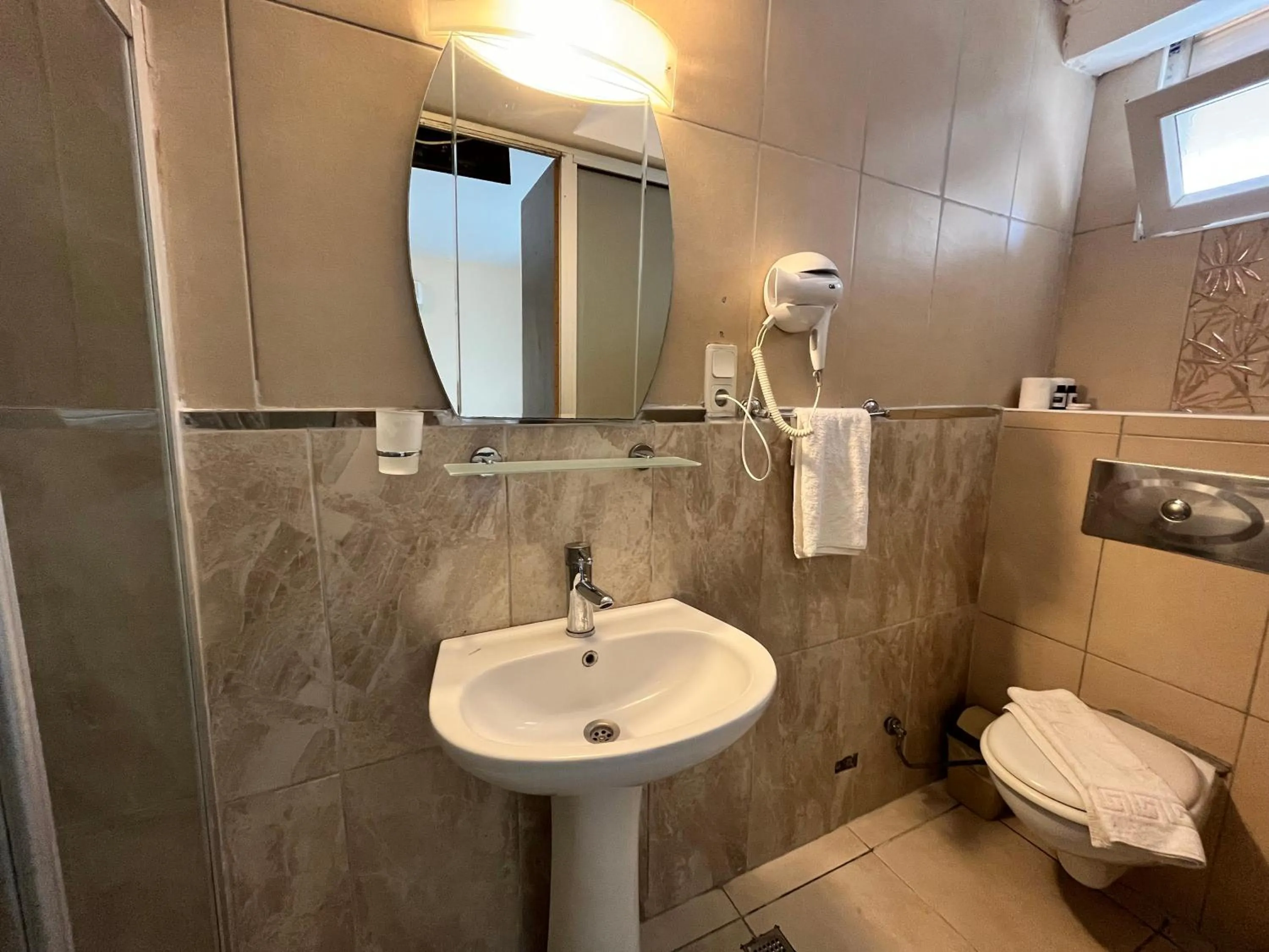 Budget Triple Room in Romeo Beach Hotel