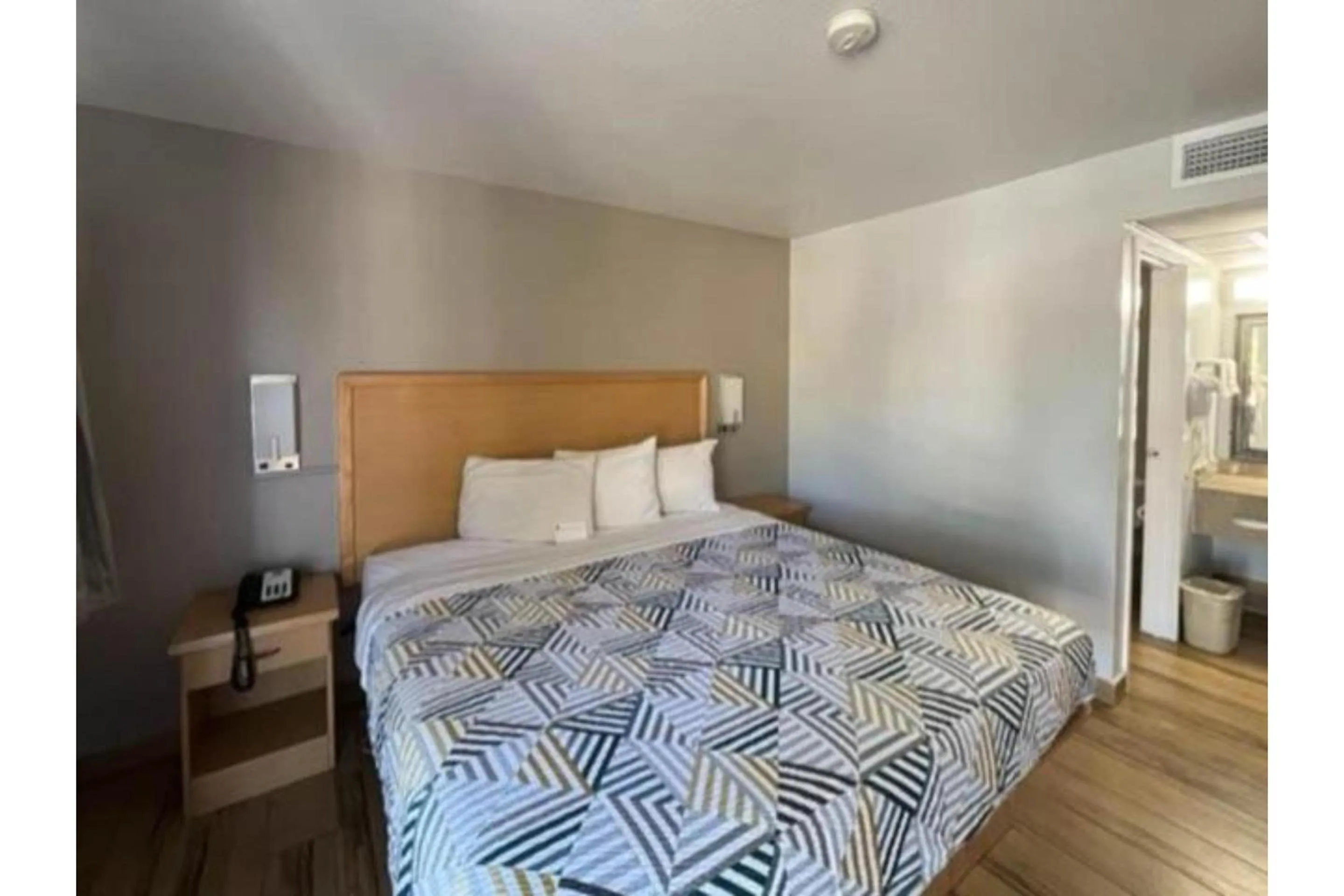 King Room with Roll-in Shower - Disability Access - smoking in Motel 6 Riviera Beach FL