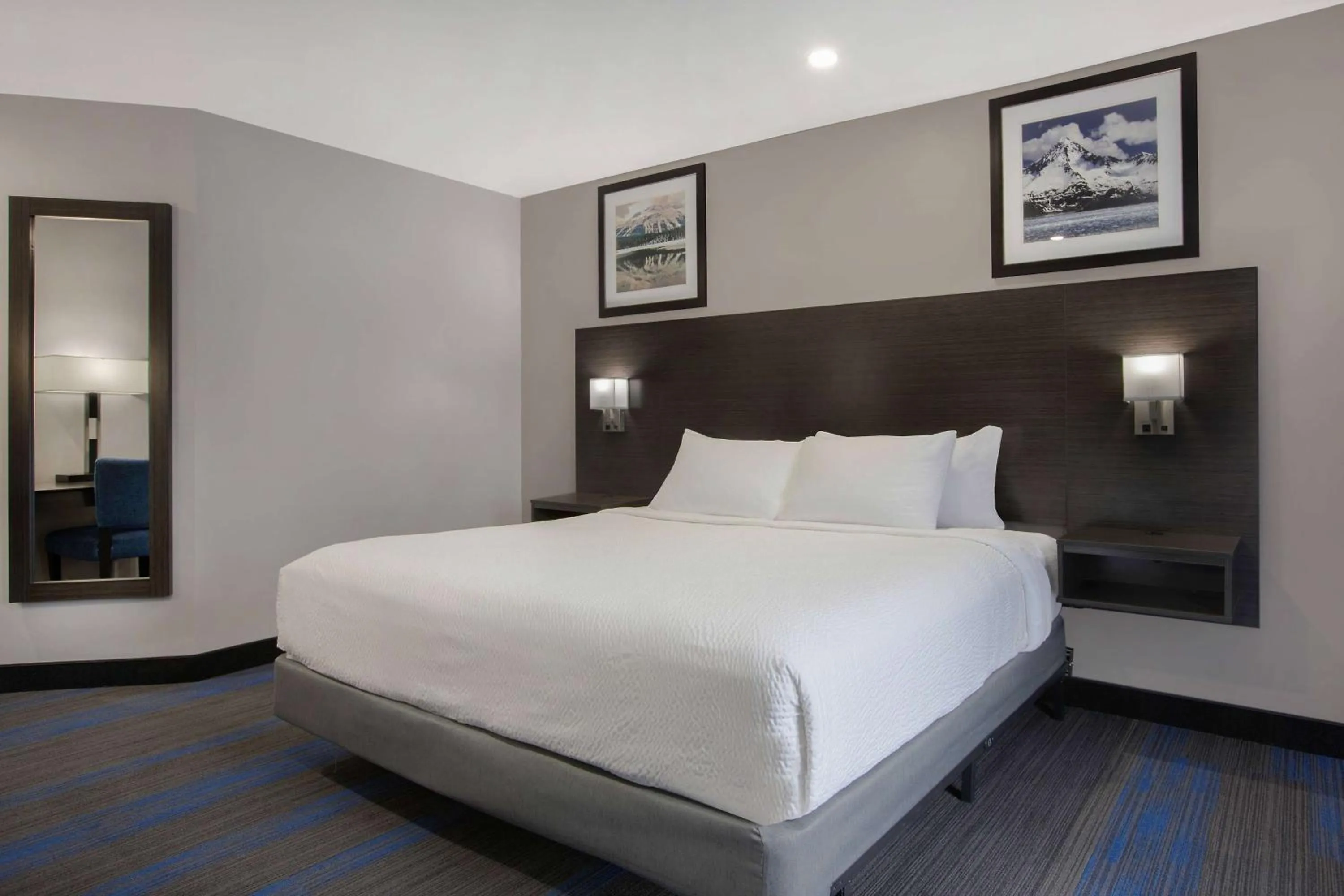 King Room with Mobility Access and Bathtub with Grab Bars, Non-Smoking in Days Inn by Wyndham Barrie