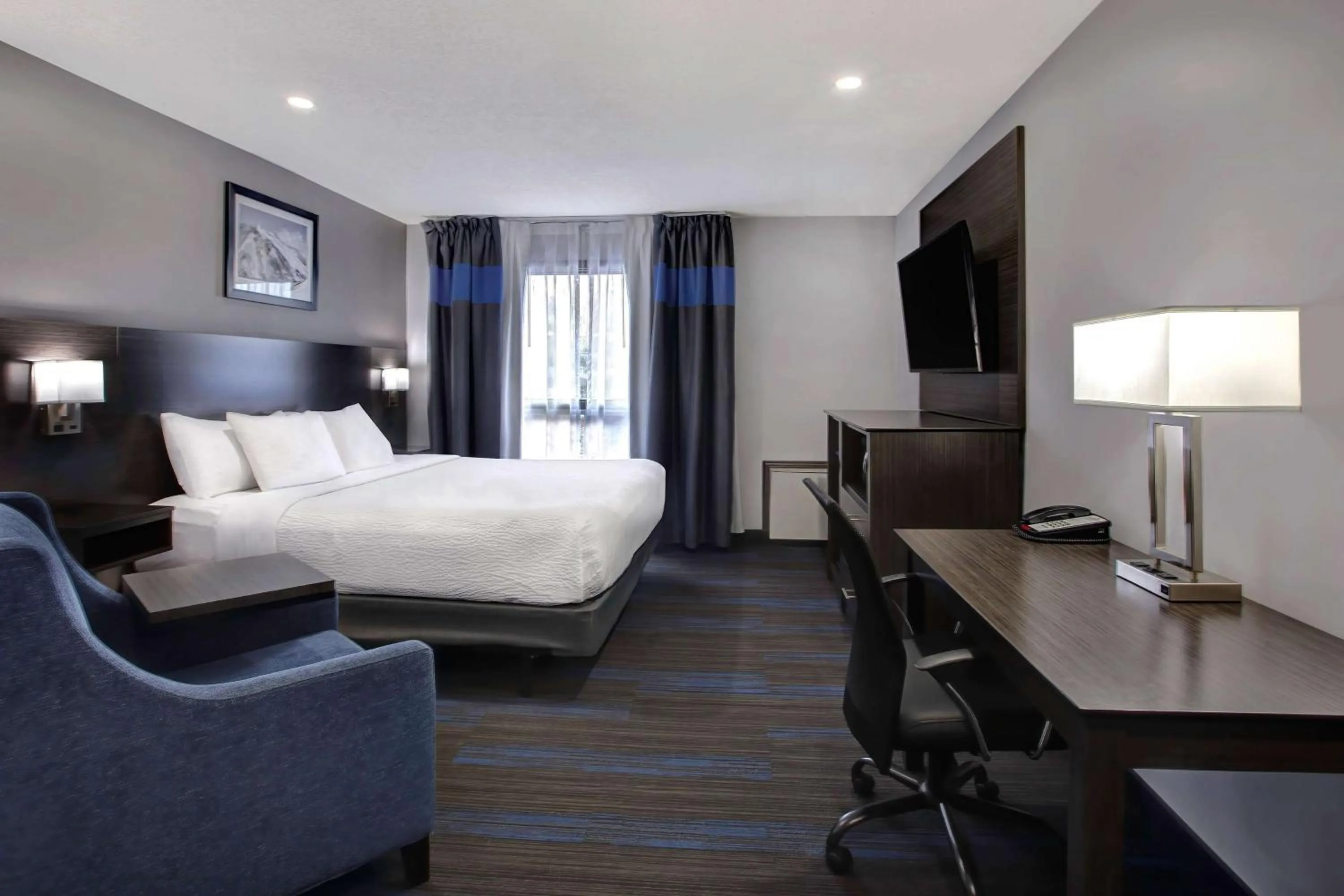 King Room /First Floor with Parking Lot Access, Non-Smoking in Days Inn by Wyndham Barrie