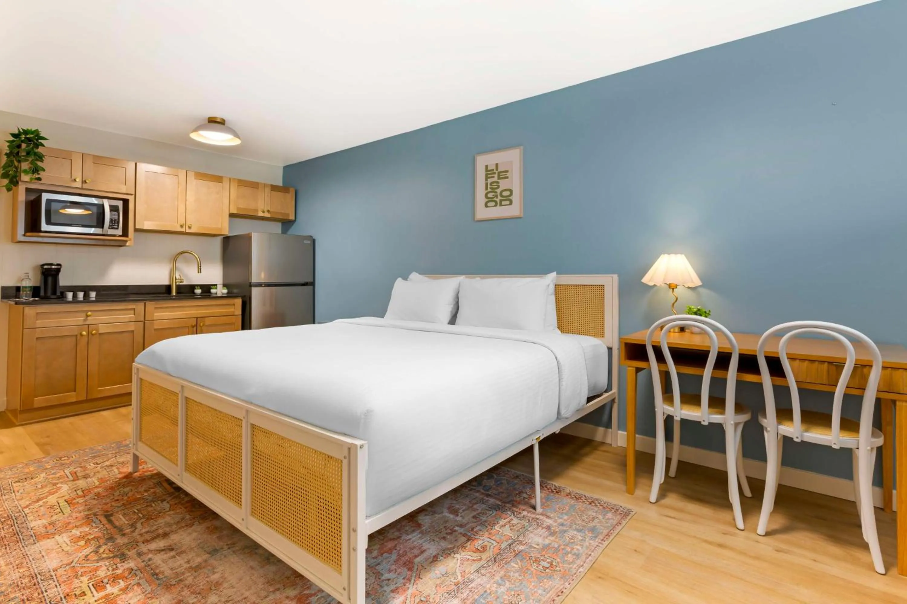 King Room with Kitchenette and Wet Bar - Non-Smoking in The Kennedy Tucson, SureStay Collection by Best Western
