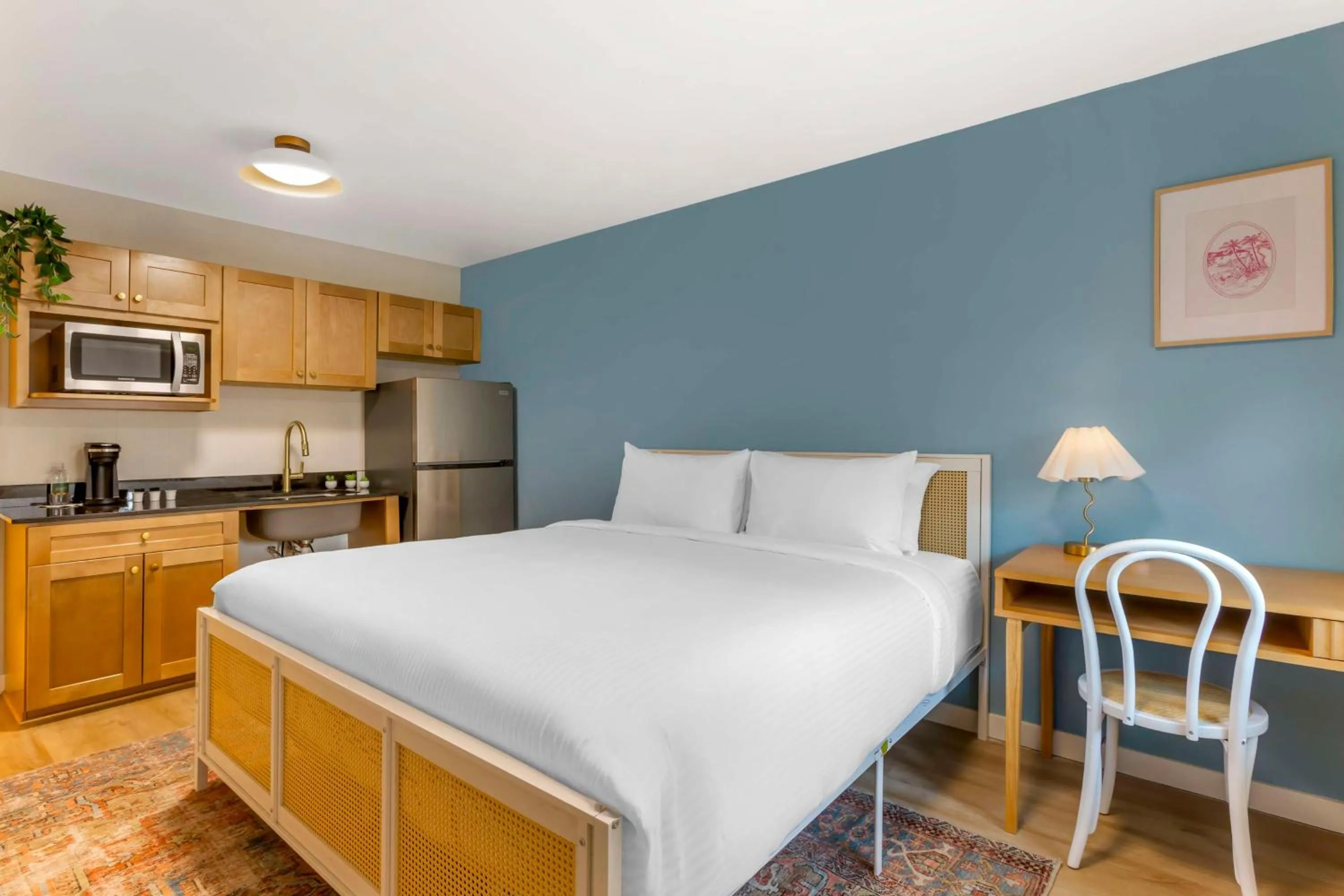 King Room with Roll-In Shower and Kitchenette - Disability/Non-Smoking in The Kennedy Tucson, SureStay Collection by Best Western