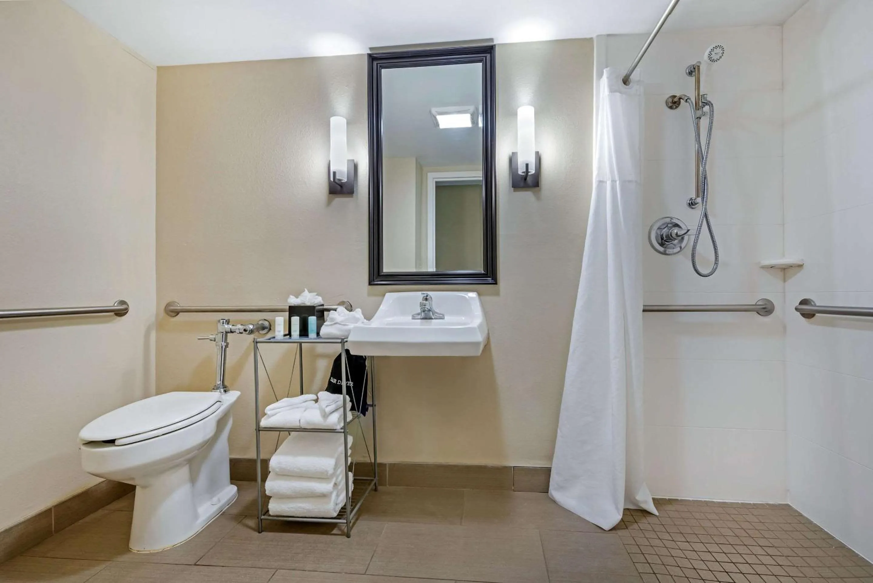 King Room - Accessible/Non-Smoking in Clarion Hotel Conference Center Lexington North