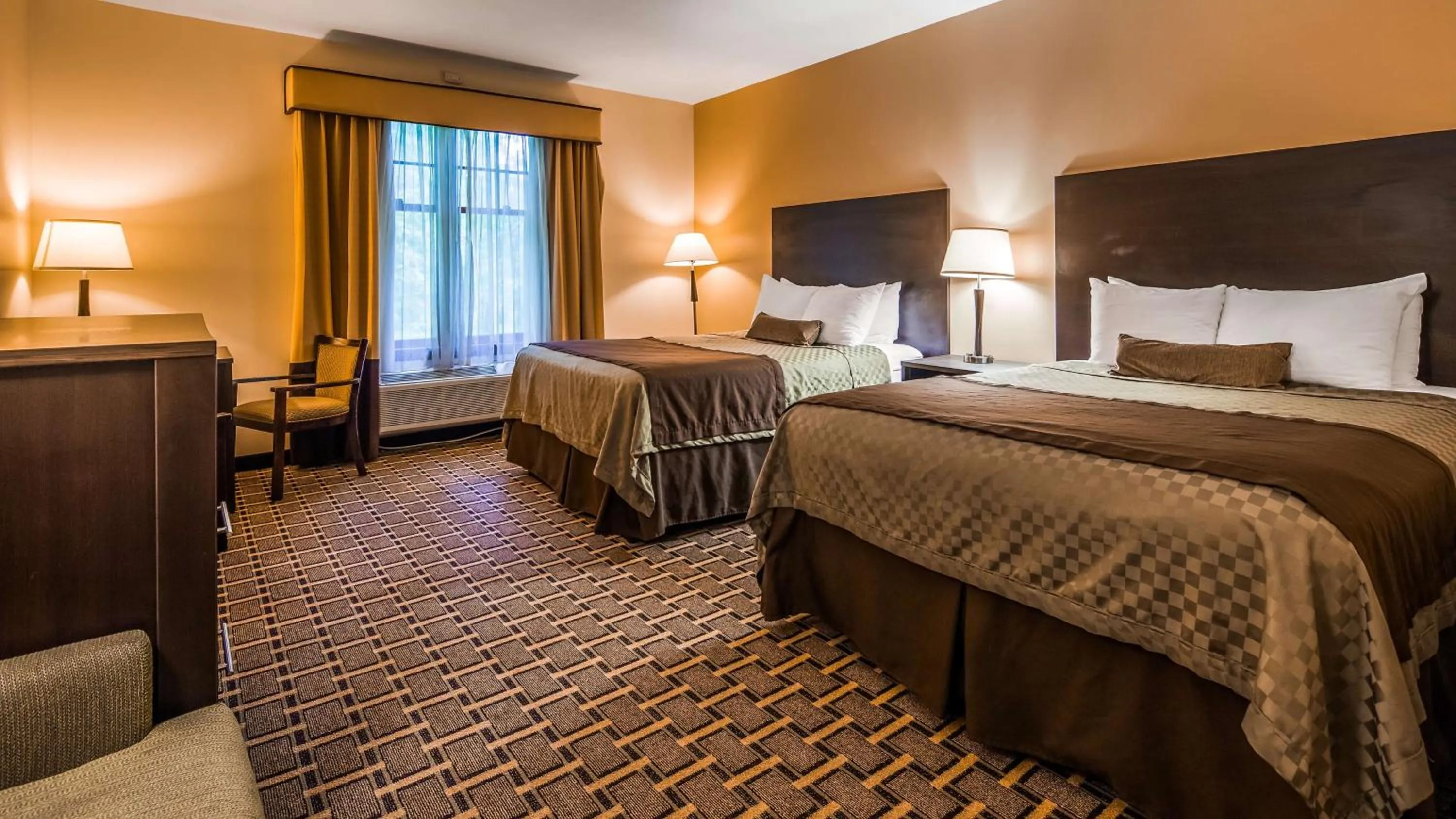 Queen Room with Two Queen Beds - Pet Friendly - Non-smoking in Best Western Plus The Inn & Suites at the Falls