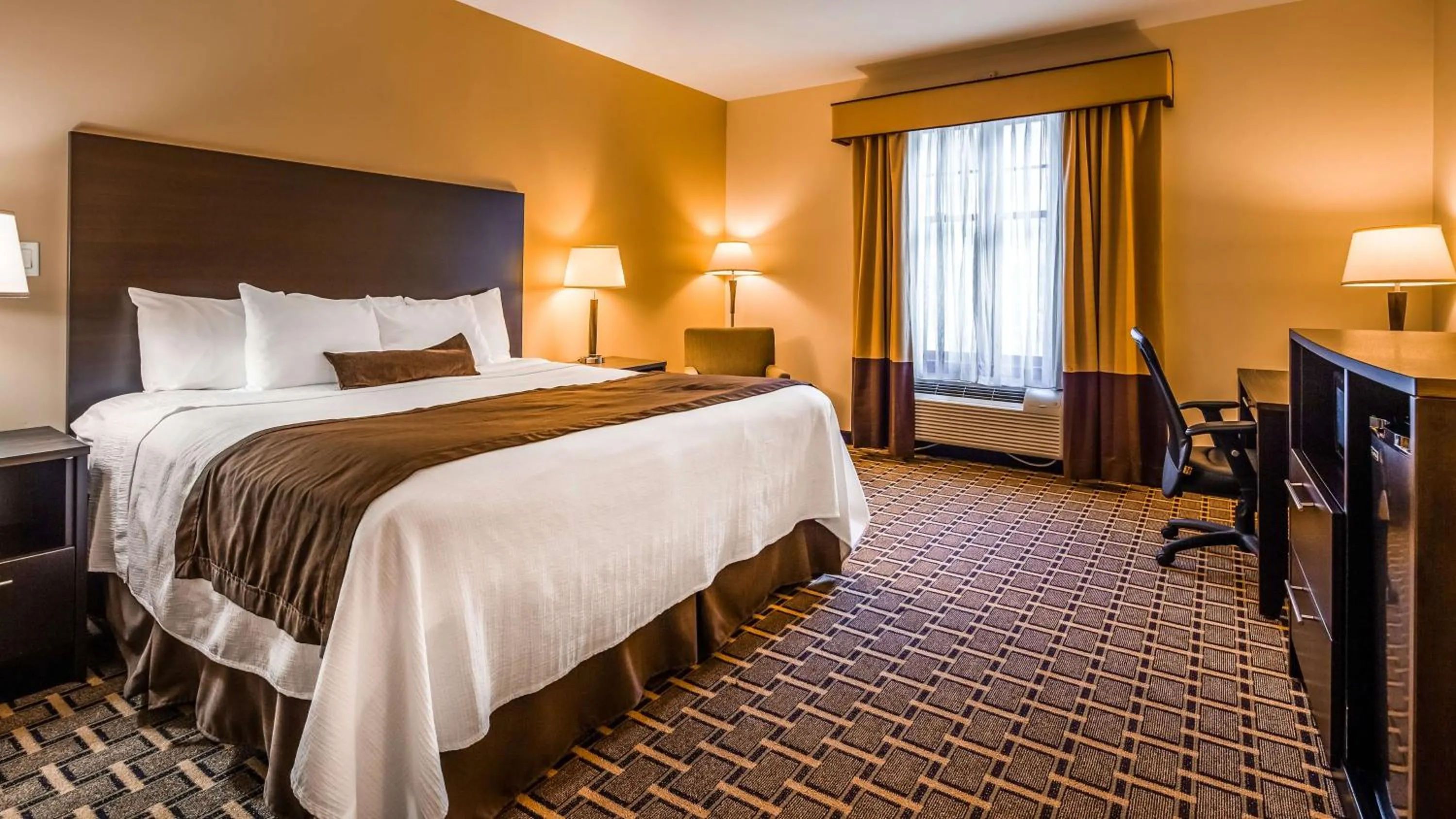 King Room - Non Smoking in Best Western Plus The Inn & Suites at the Falls