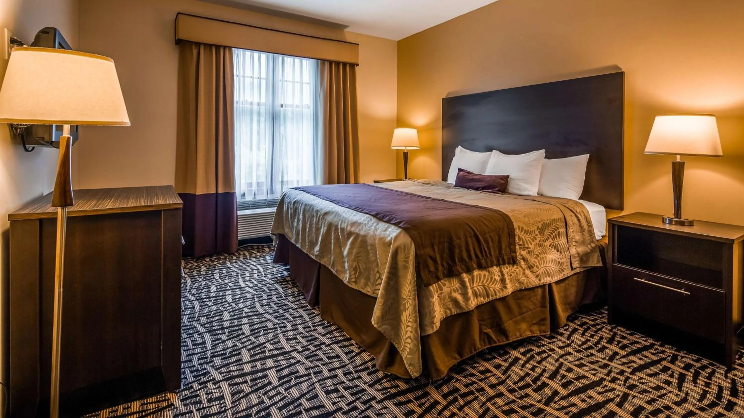 King Suite with Sofa Bed, Jetted Tub and Water View - Non-Smoking in Best Western Plus The Inn & Suites at the Falls
