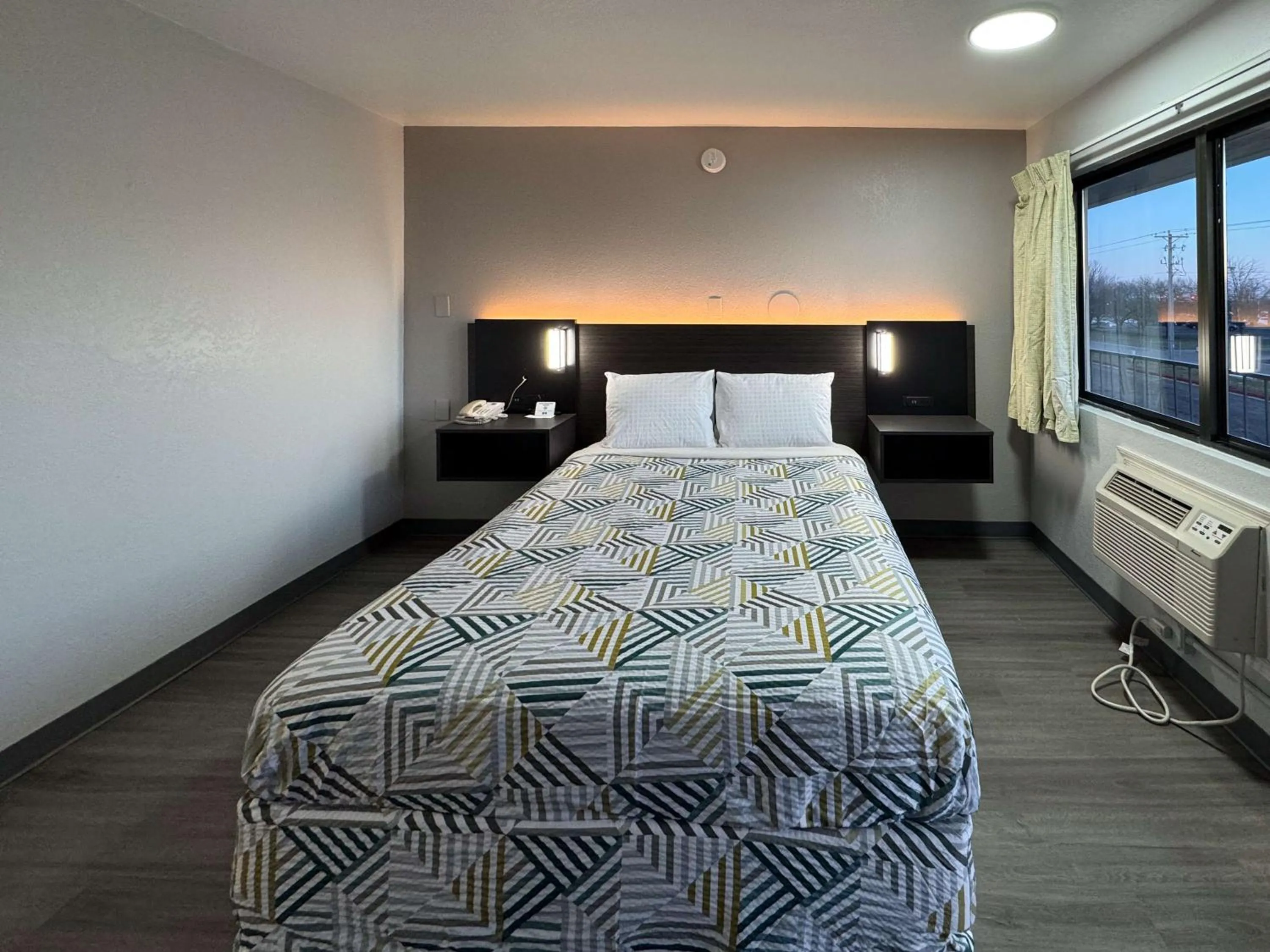 Queen Room - single occupancy - Disability Access - Roll in Shower in Motel 6-Janesville, WI