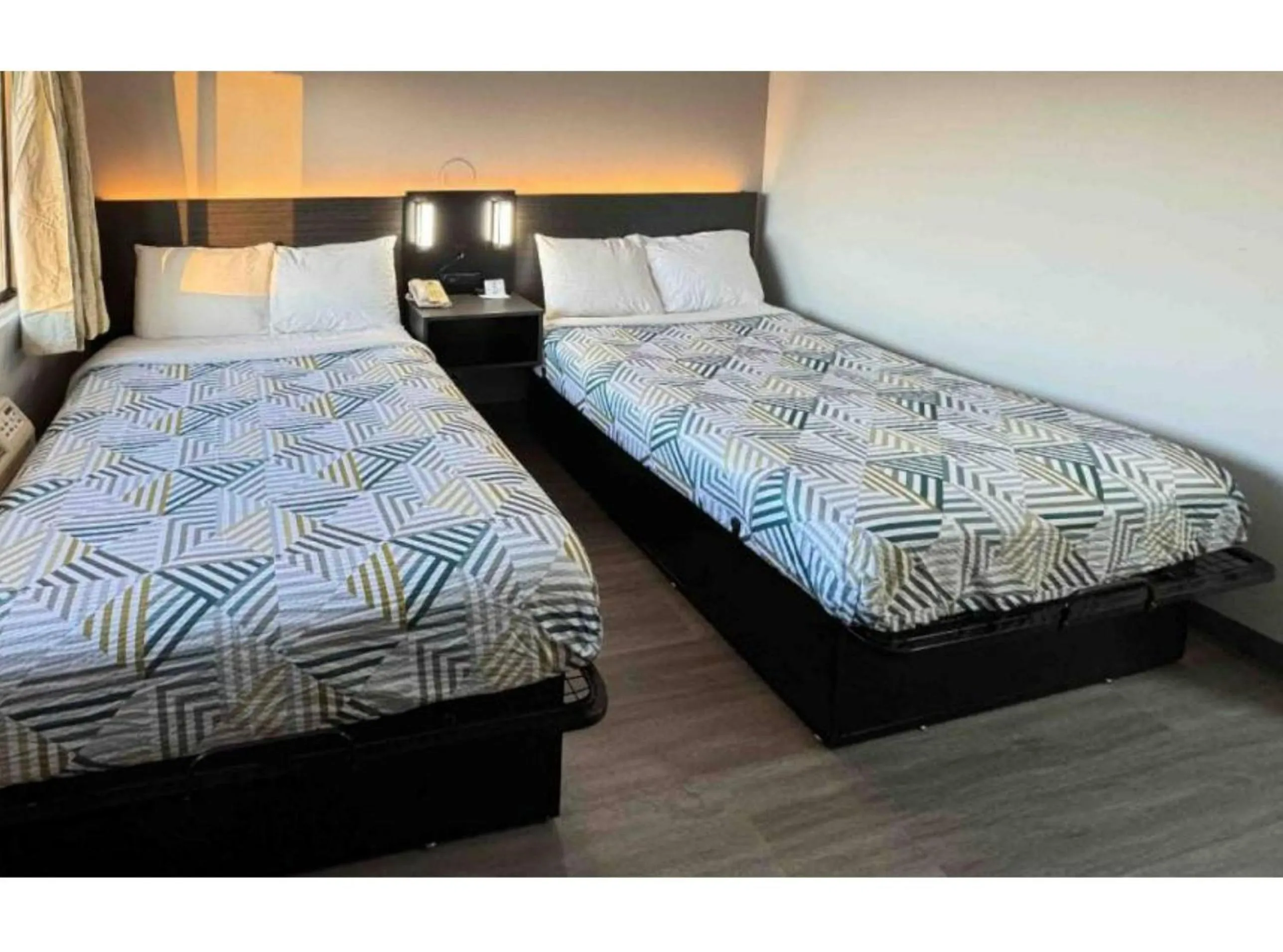 Quadruple Room - single occupancy - Non-Smoking in Motel 6-Janesville, WI