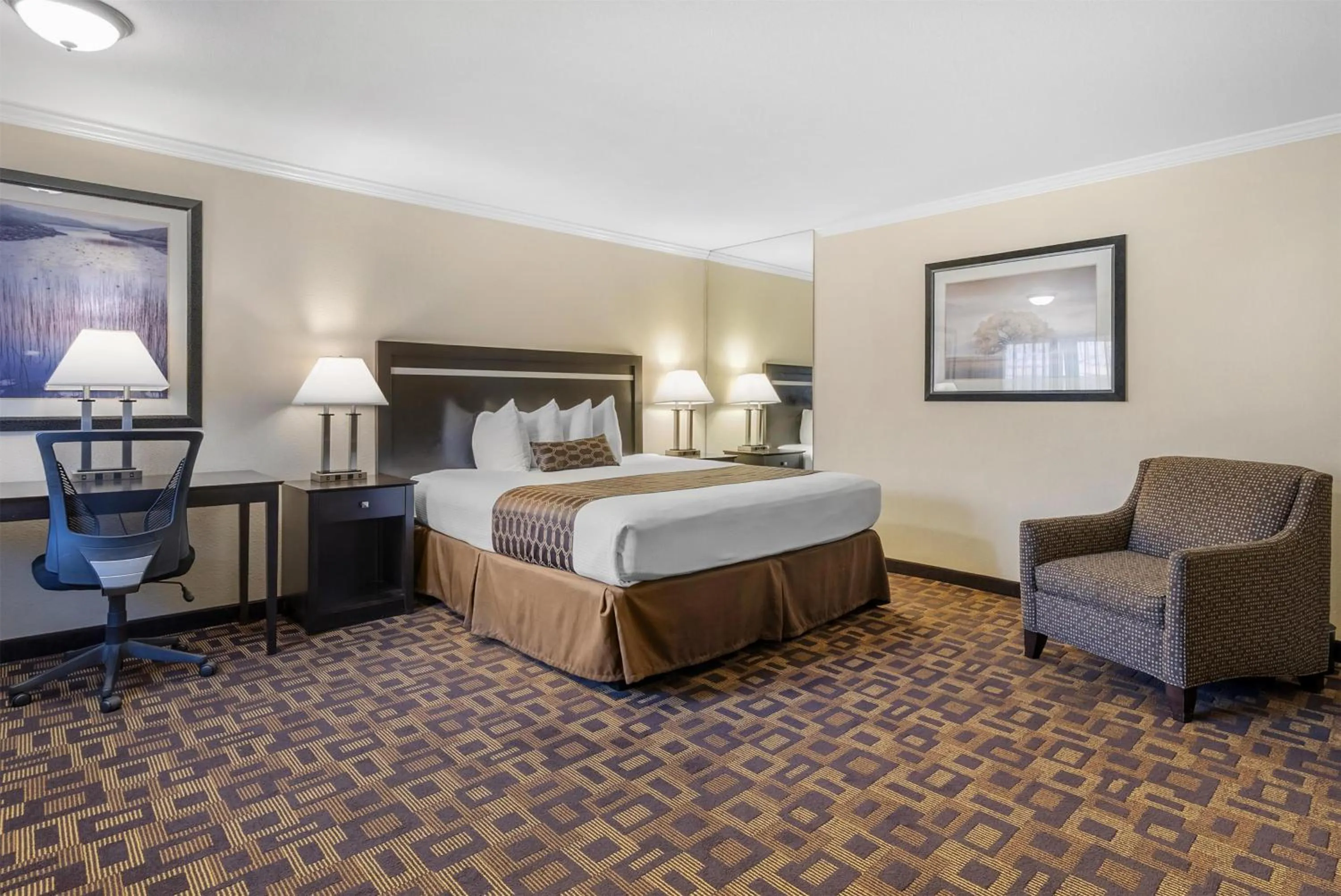 Junior King Suite with Roll-In Shower - Mobility Accessible/Non-Smoking in Best Western PLUS Inn of Hayward