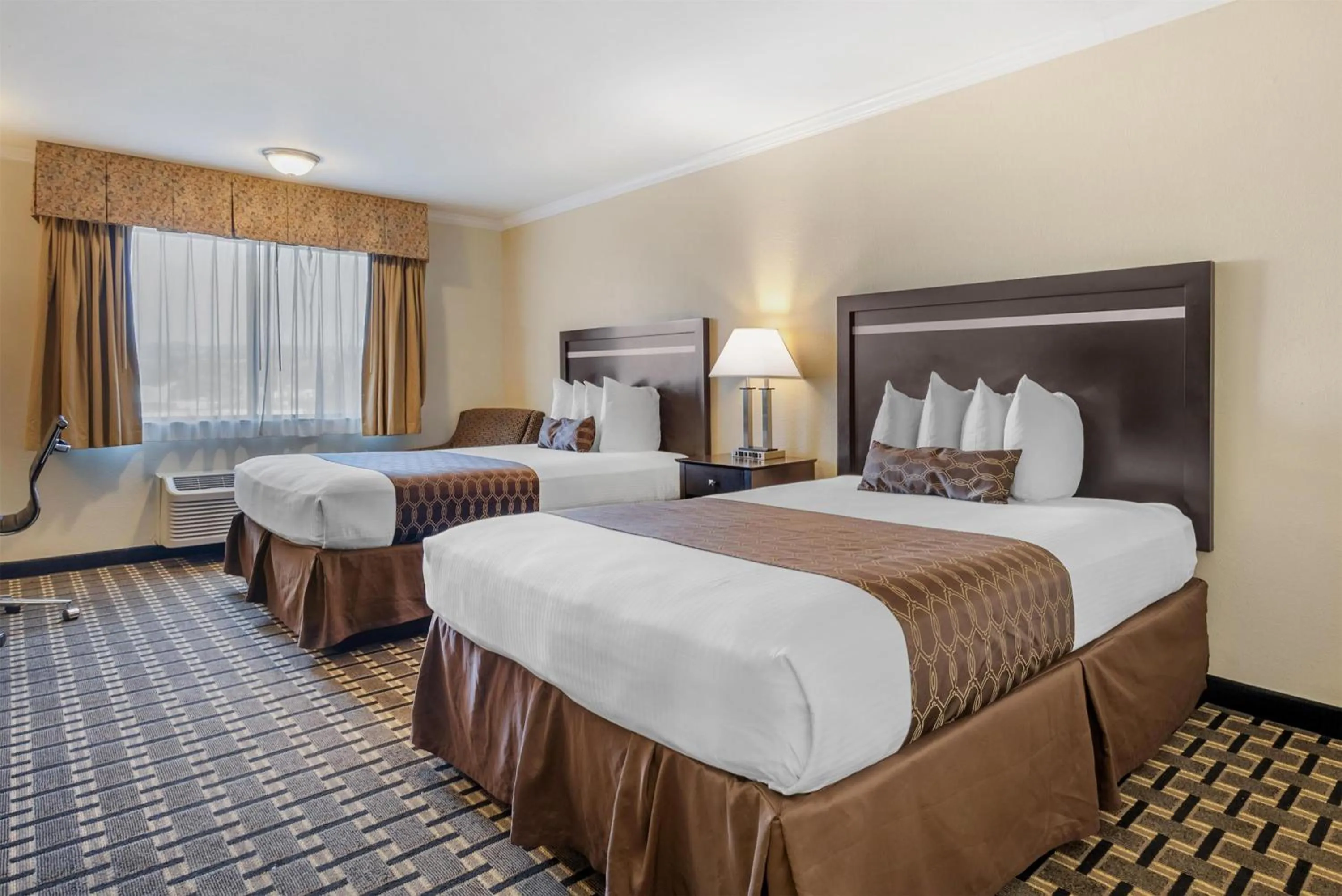 Queen Room with Two Queen Beds - Non-Smoking in Best Western PLUS Inn of Hayward