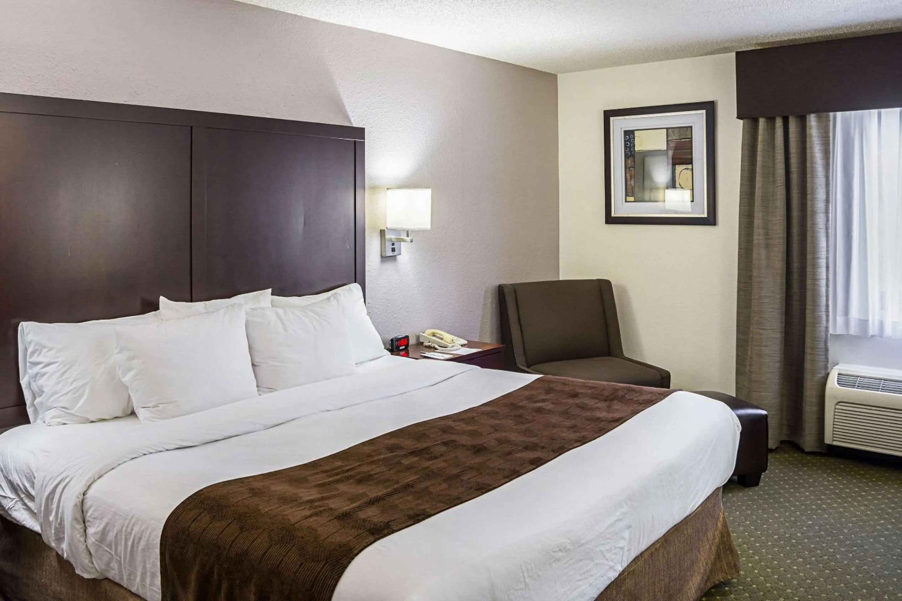King Room - Non-Smoking in Quality Inn & Suites Clackamas - Portland