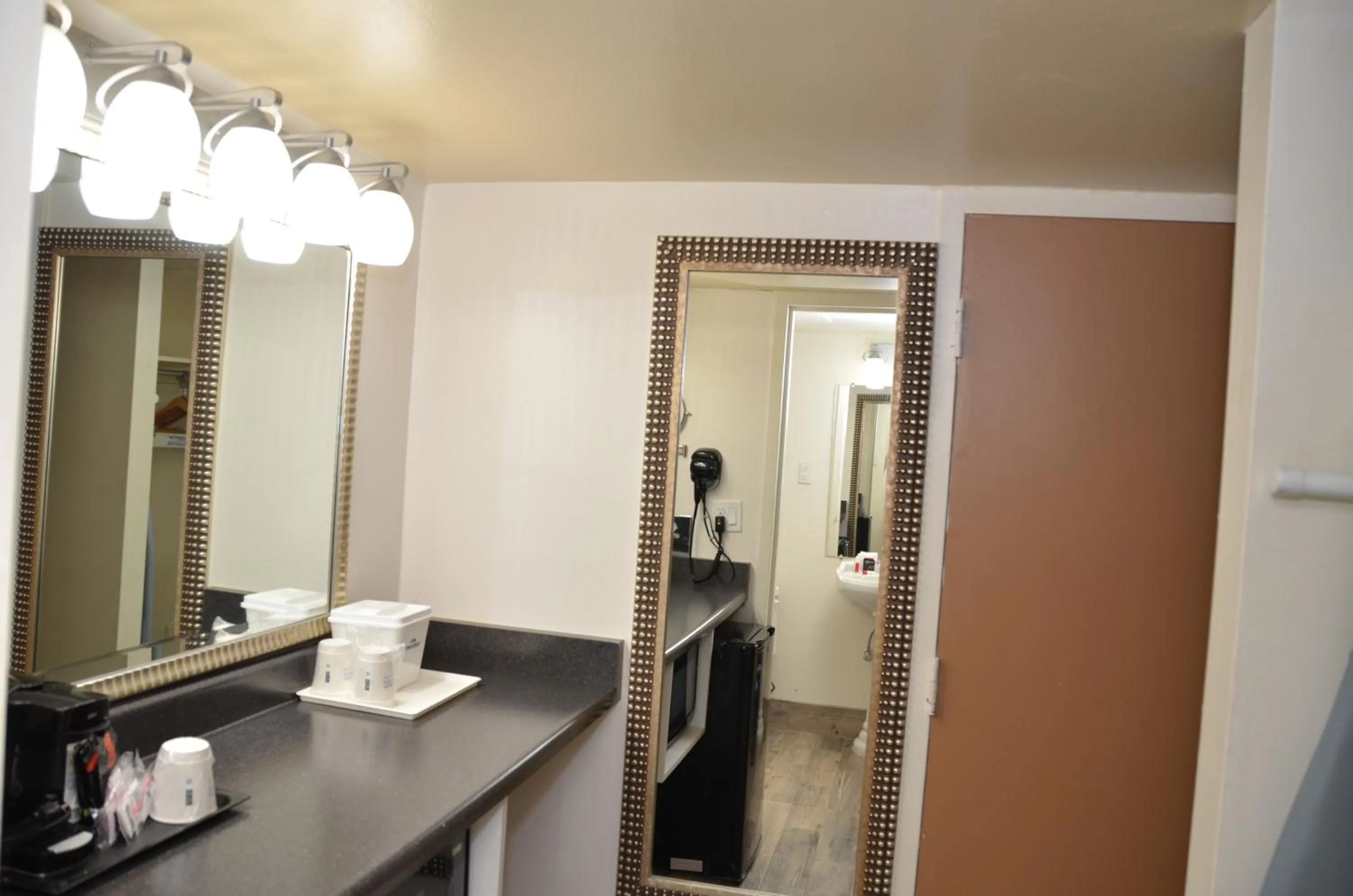 King Room - Mobility Access/Non-Smoking in Howard Johnson by Wyndham Yuma