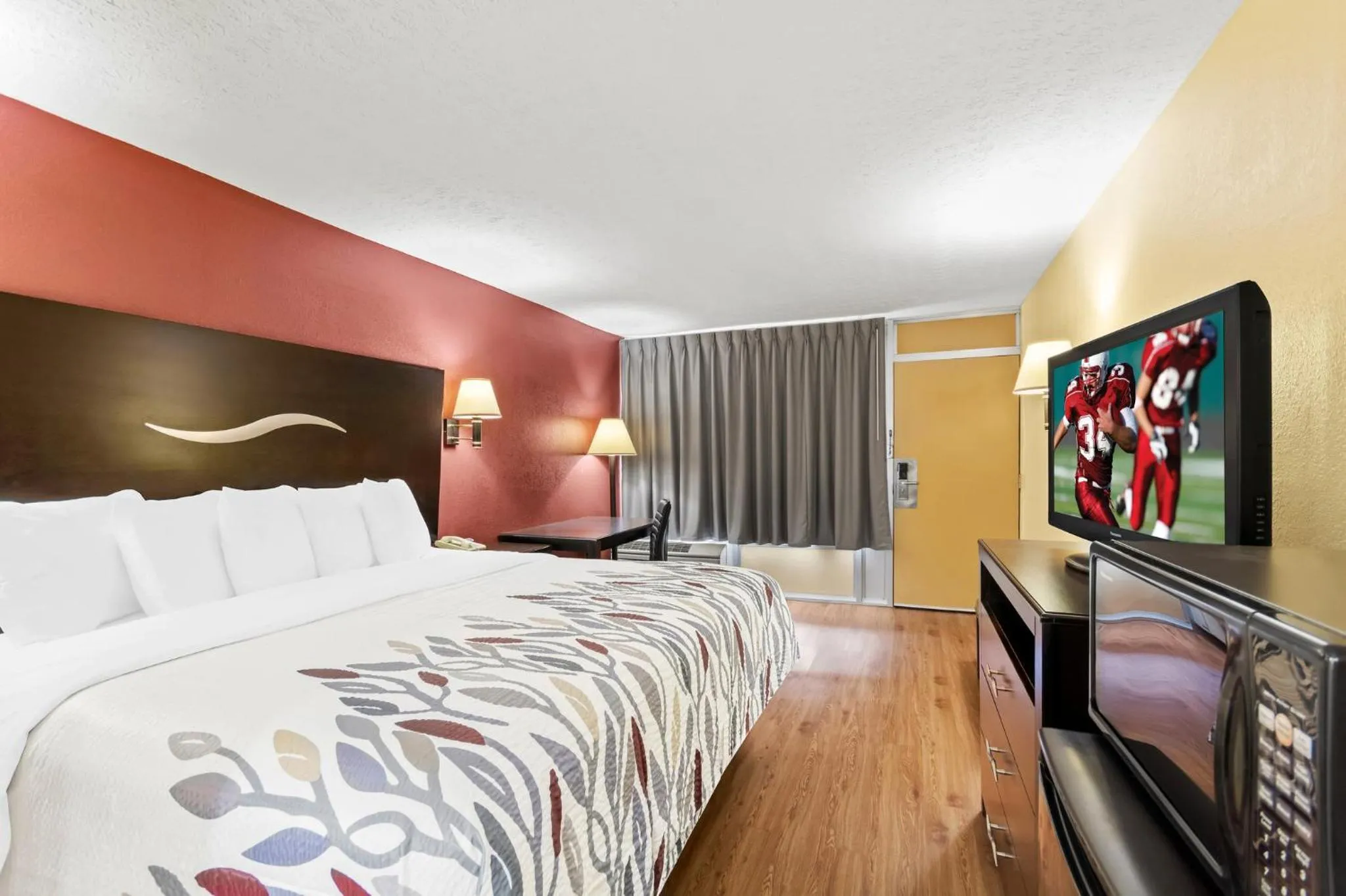 Superior King Room - Smoking in Red Roof Inn Berea