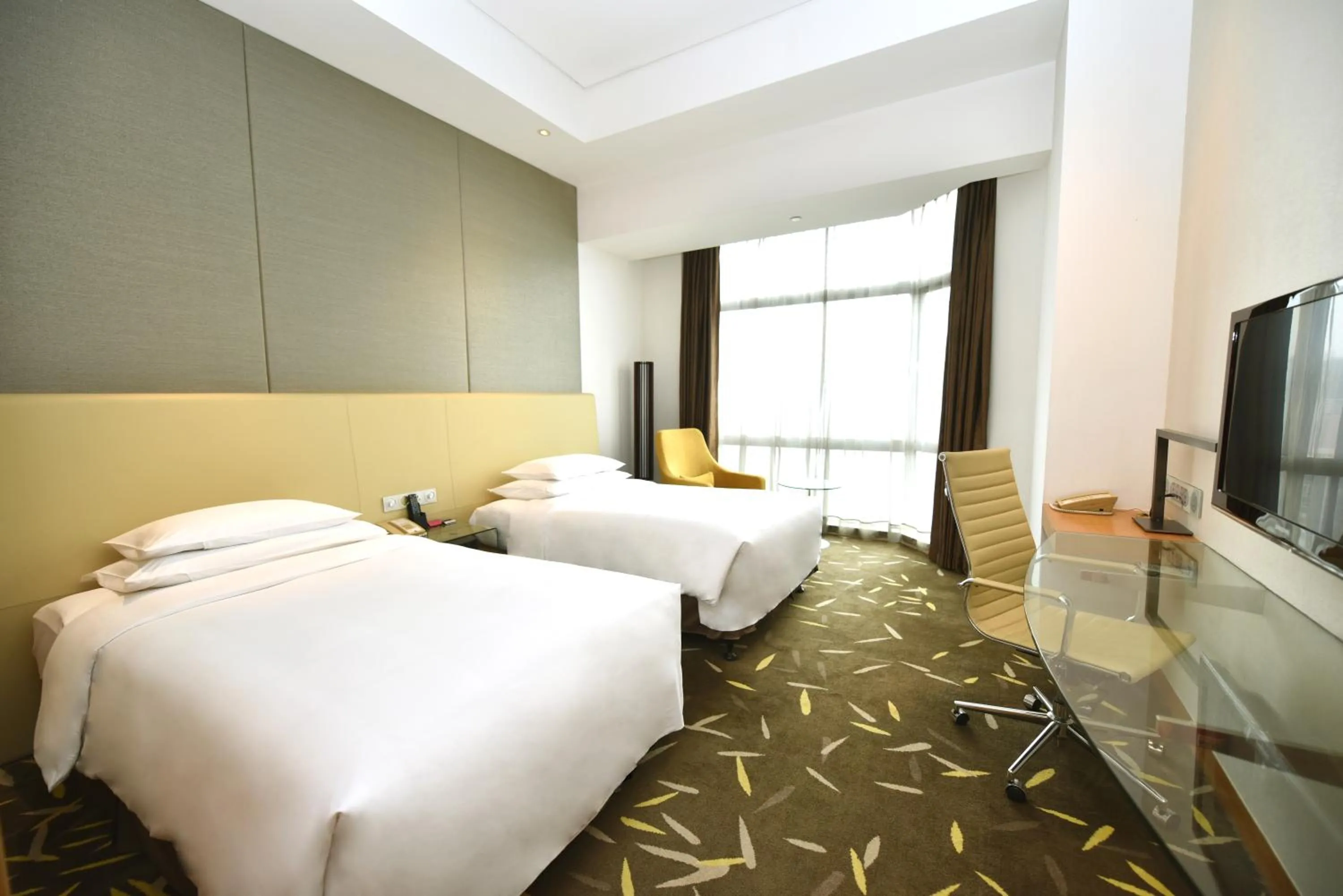 Standard Twin Room with Lounge Access in Crowne Plaza Zhongshan Wing On City by IHG