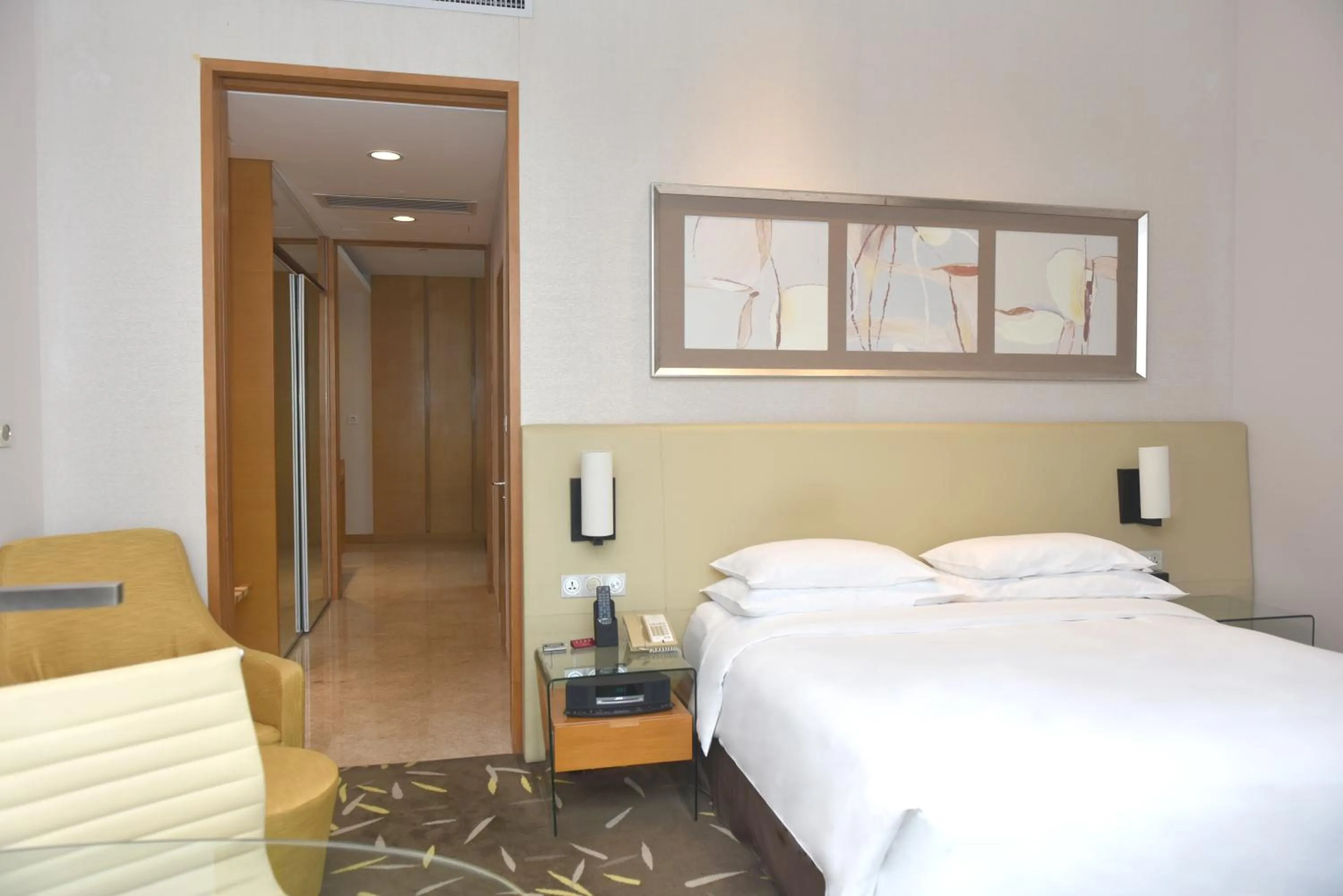 One-Bedroom Suite Lounge Access in Crowne Plaza Zhongshan Wing On City by IHG