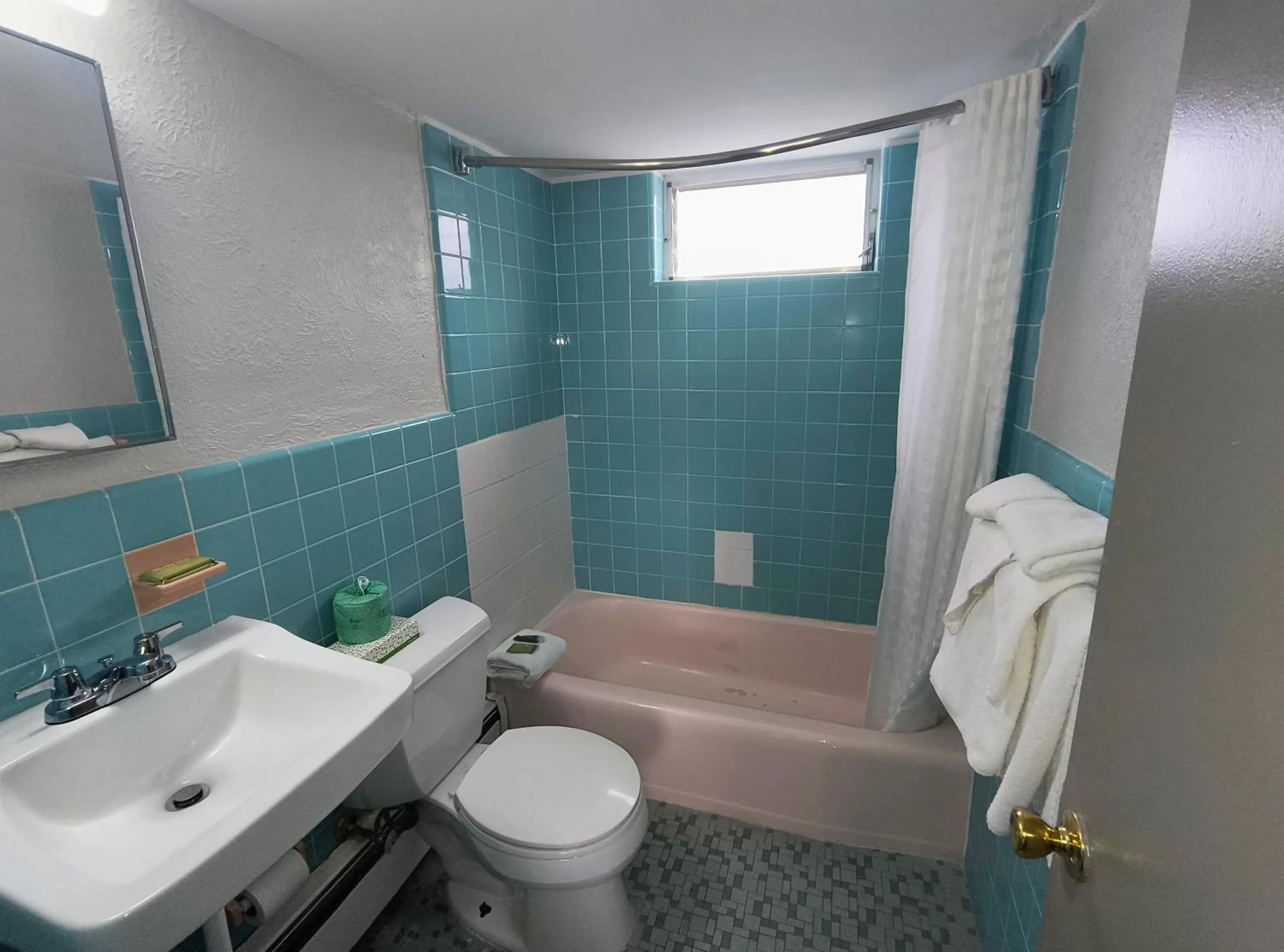 Classic Queen Room - single occupancy in Monaco Motel - Wildwood Beach & Boardwalk