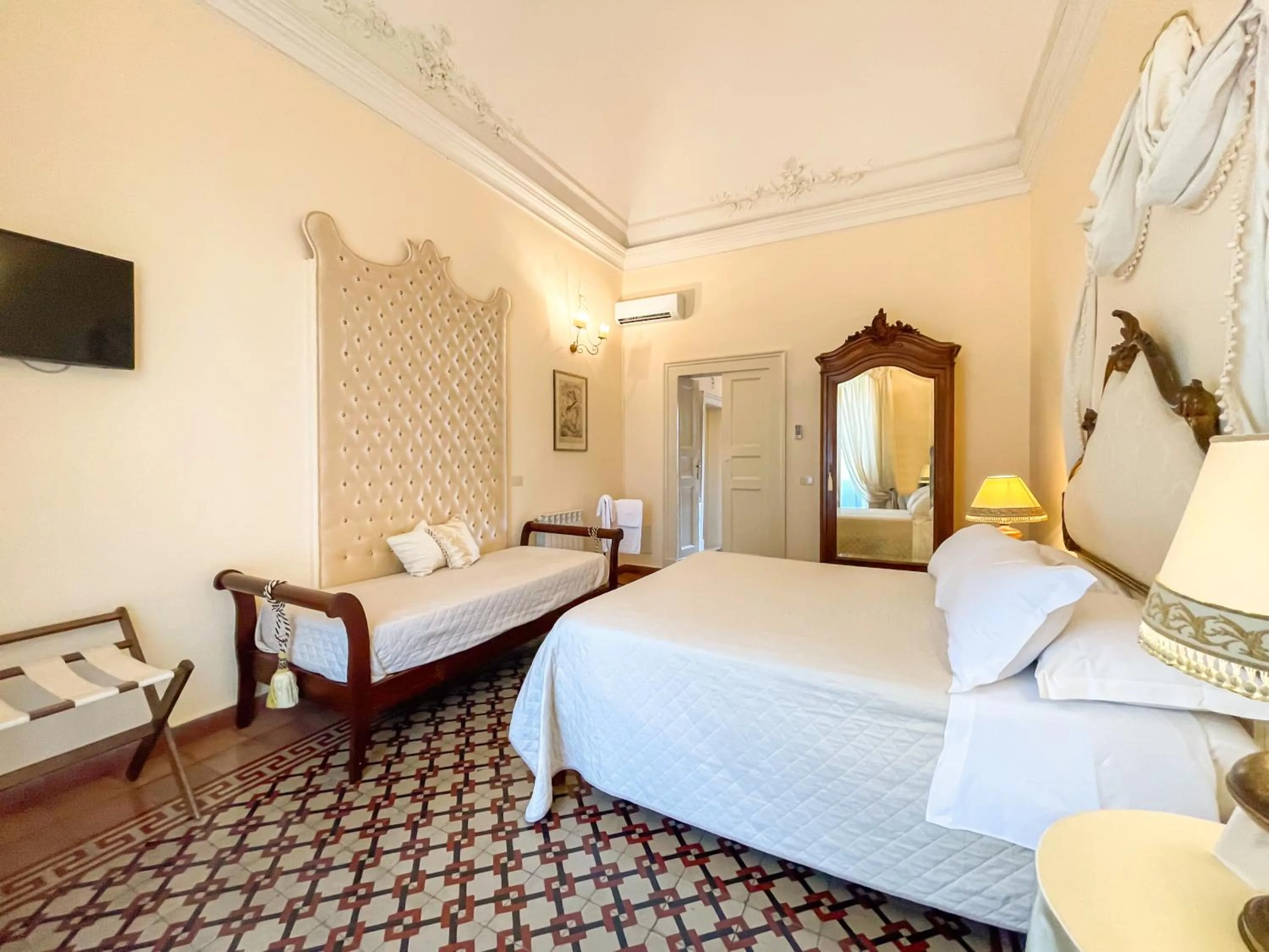 Double Room with Private External Bathroom in Francalanza City Rooms