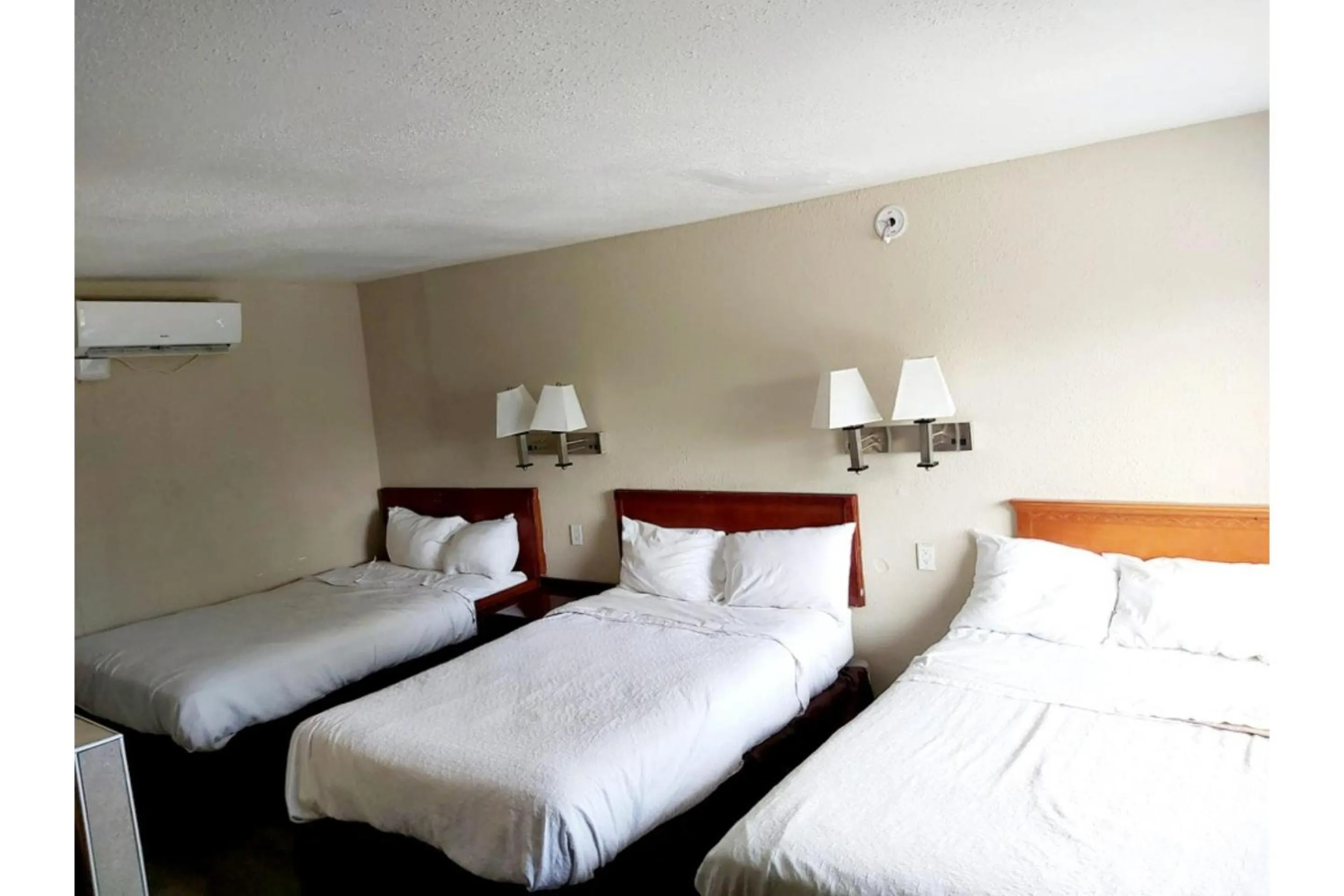 3 Full bed smoking in Travel Inn By OYO Omaha