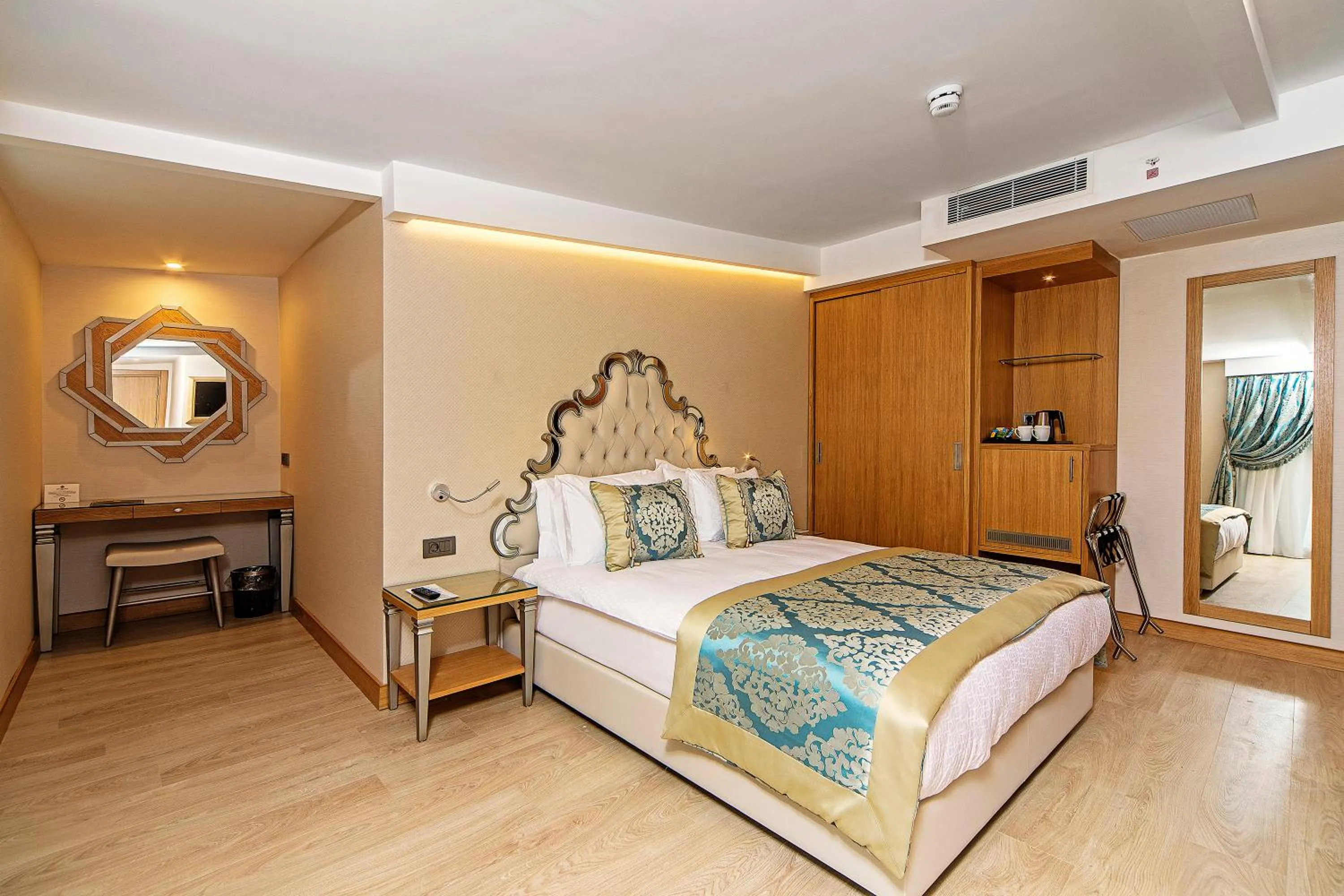 2 Connecting Standard Rooms with Balcony in Mukarnas Taksim Hotel