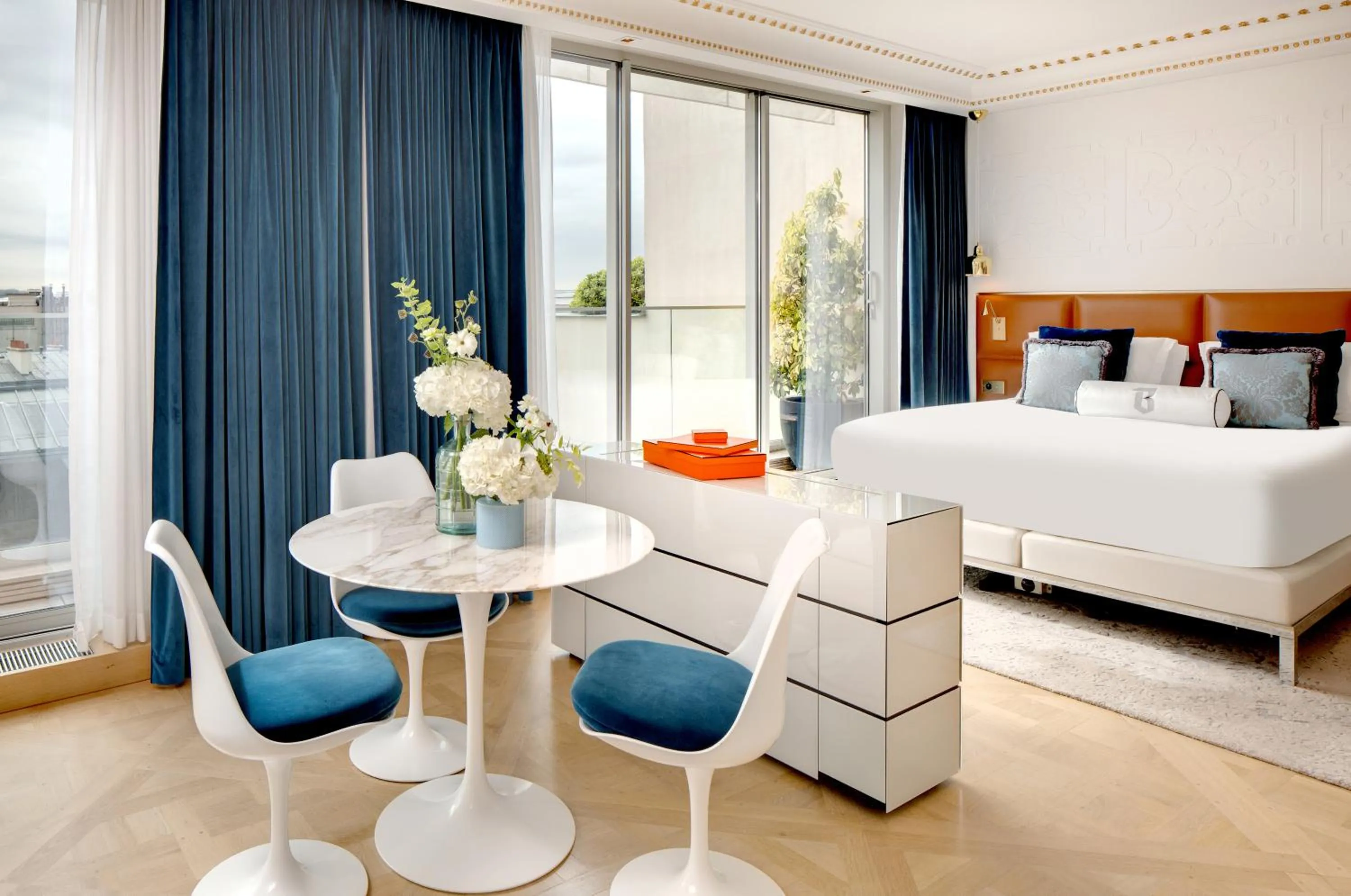 Prestige Suite with Eiffel Tower View in Hotel Bowmann