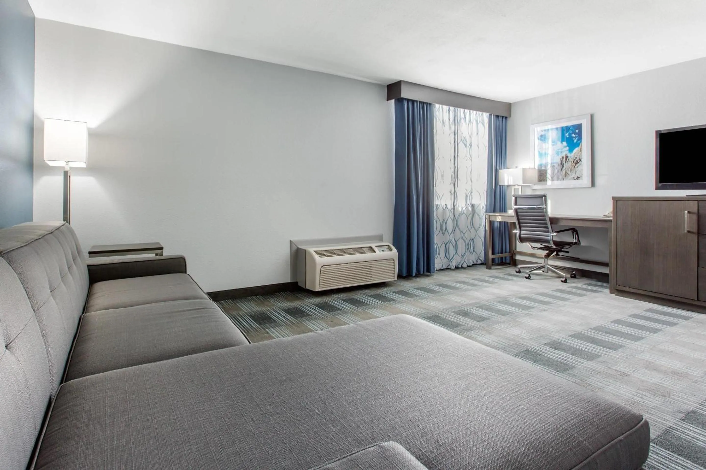 King Suite with Sofa Bed - Non-Smoking in Cielo Hotel Bishop-Mammoth, an Ascend Collection Hotel