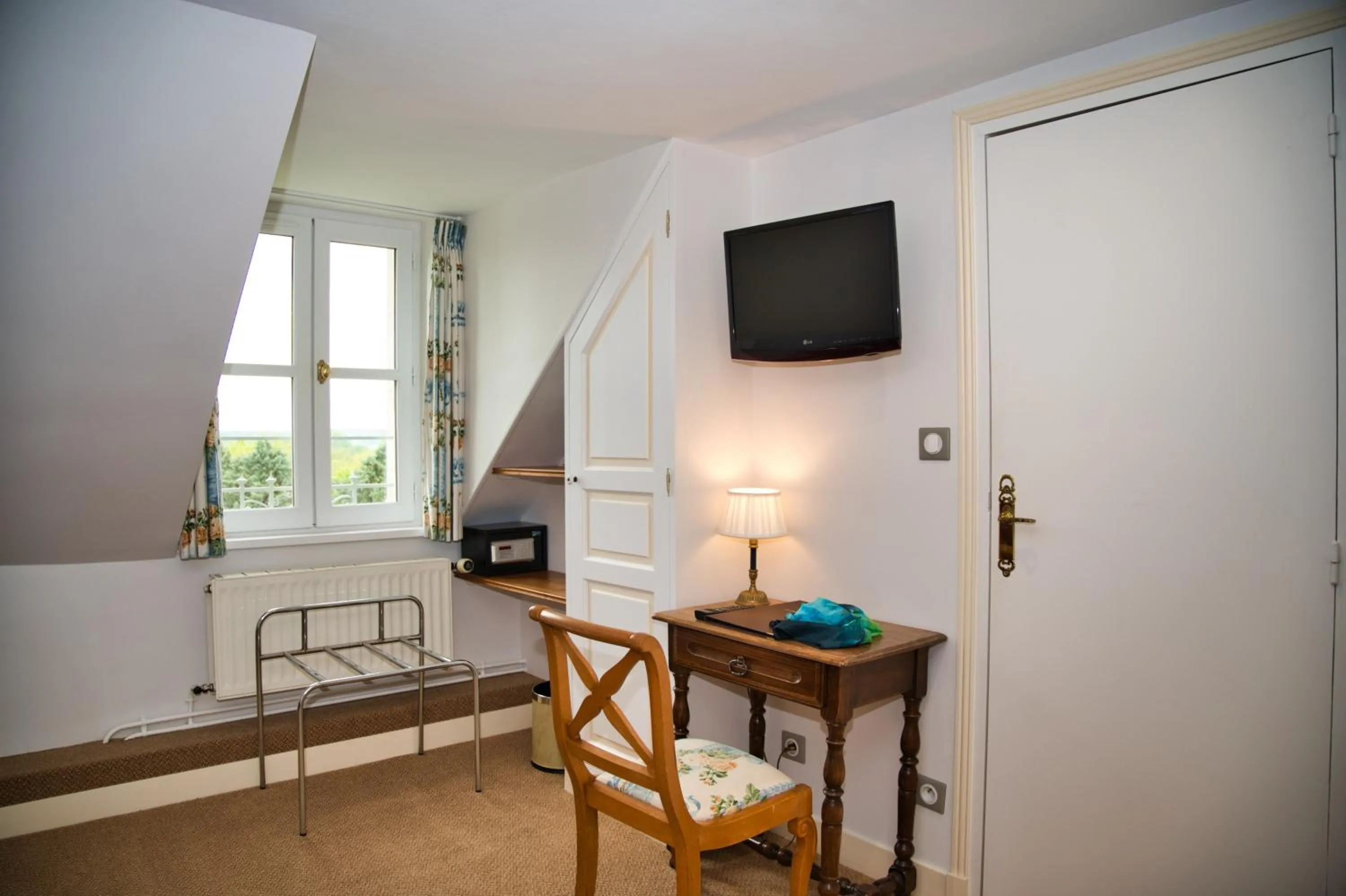 Double Room - Attic in Chateau de la Rozelle