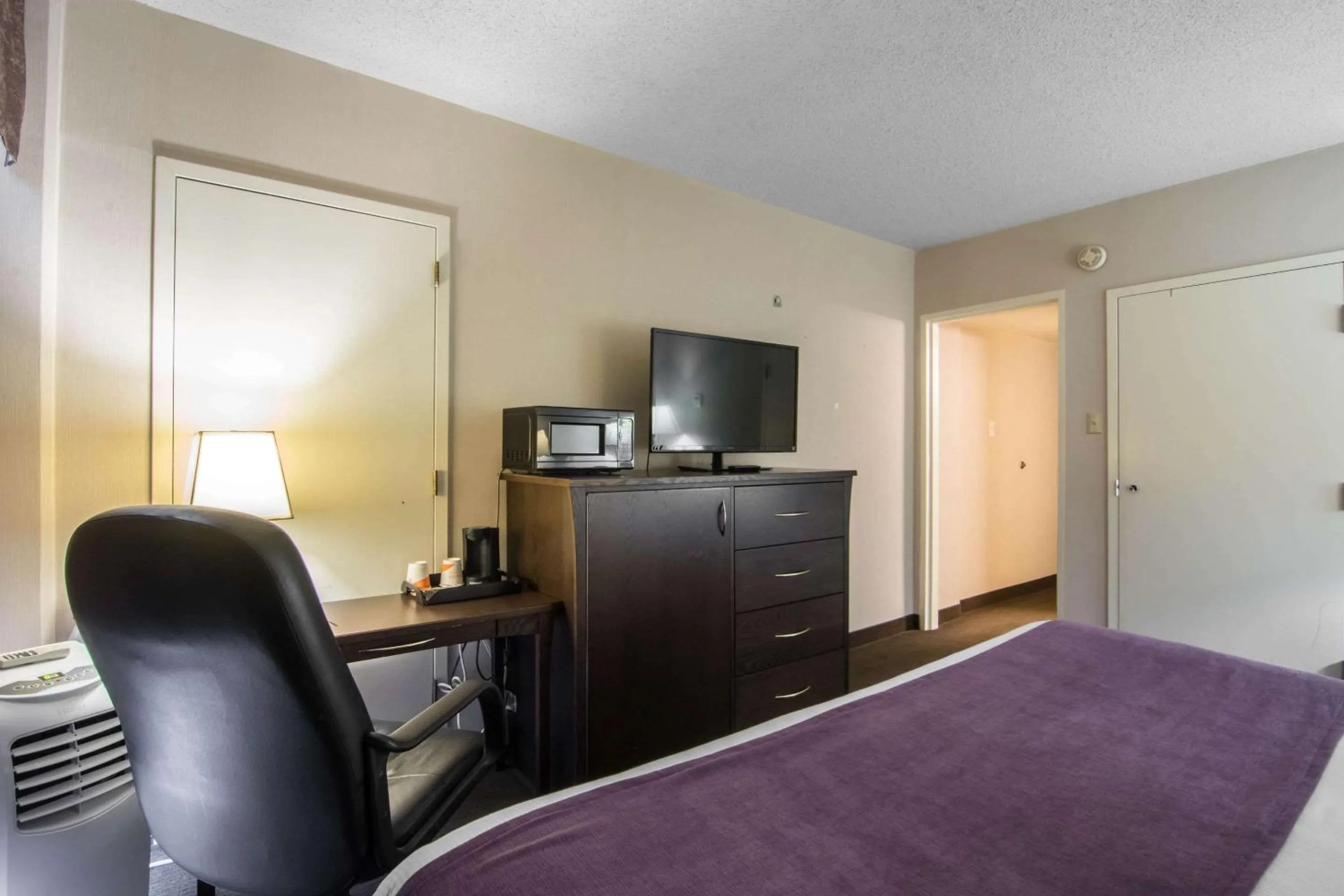 King Suite with Sofa Bed in Quality Inn & Suites Yellowknife
