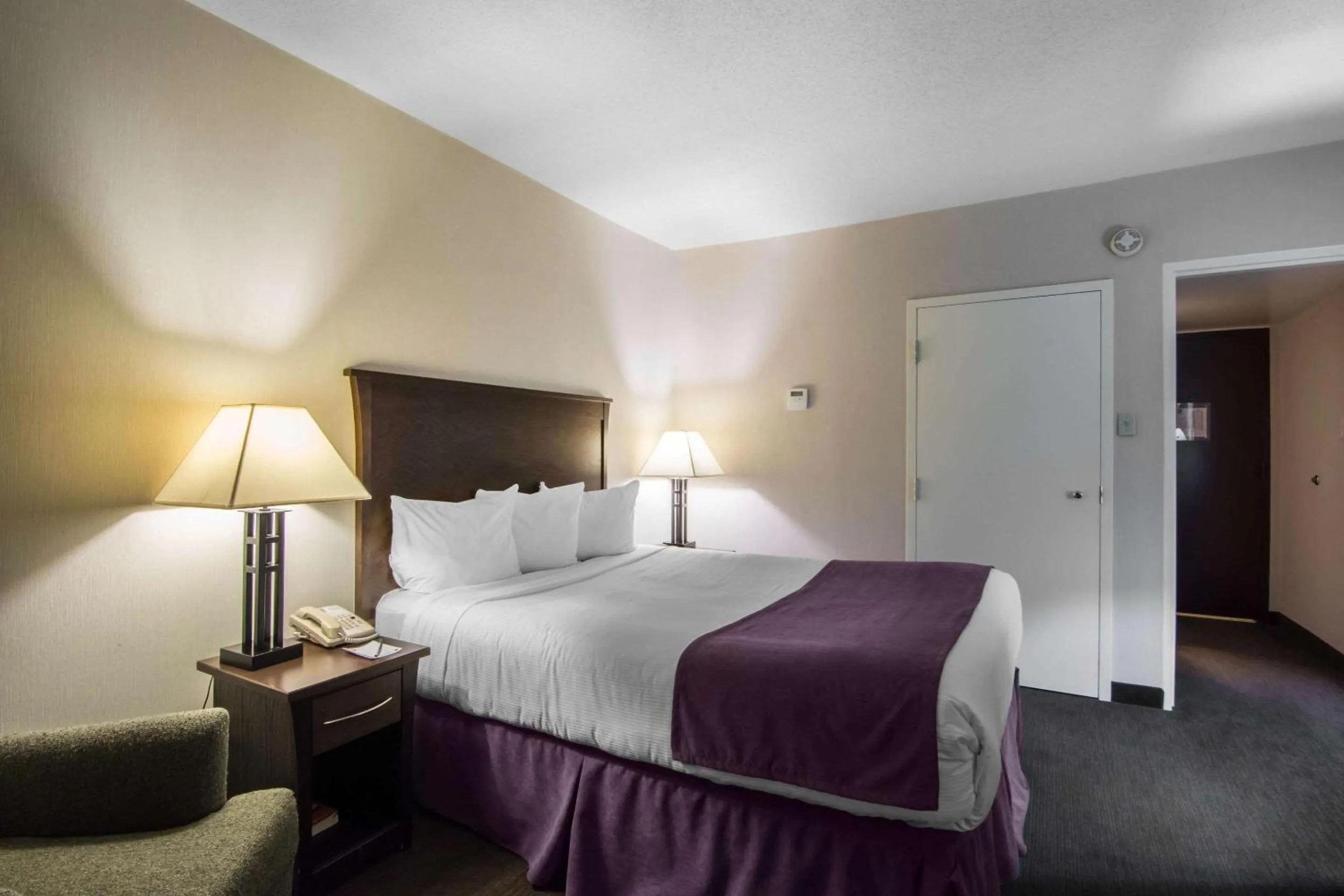 Queen Room - Non-Smoking in Quality Inn & Suites Yellowknife