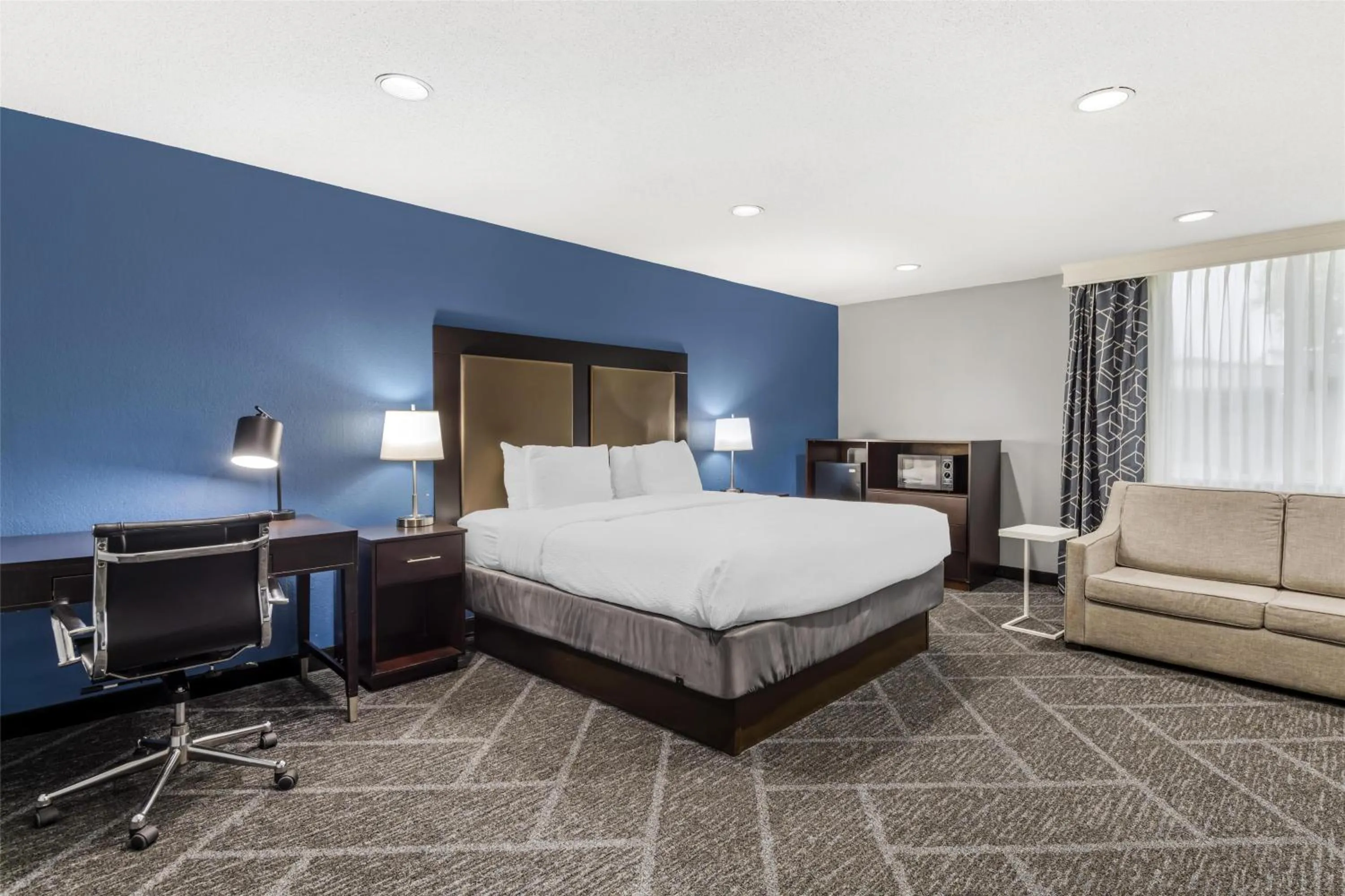 Executive King Room with Fireplace in Best Western Rochester Hotel Mayo Clinic Area/ St. Mary's