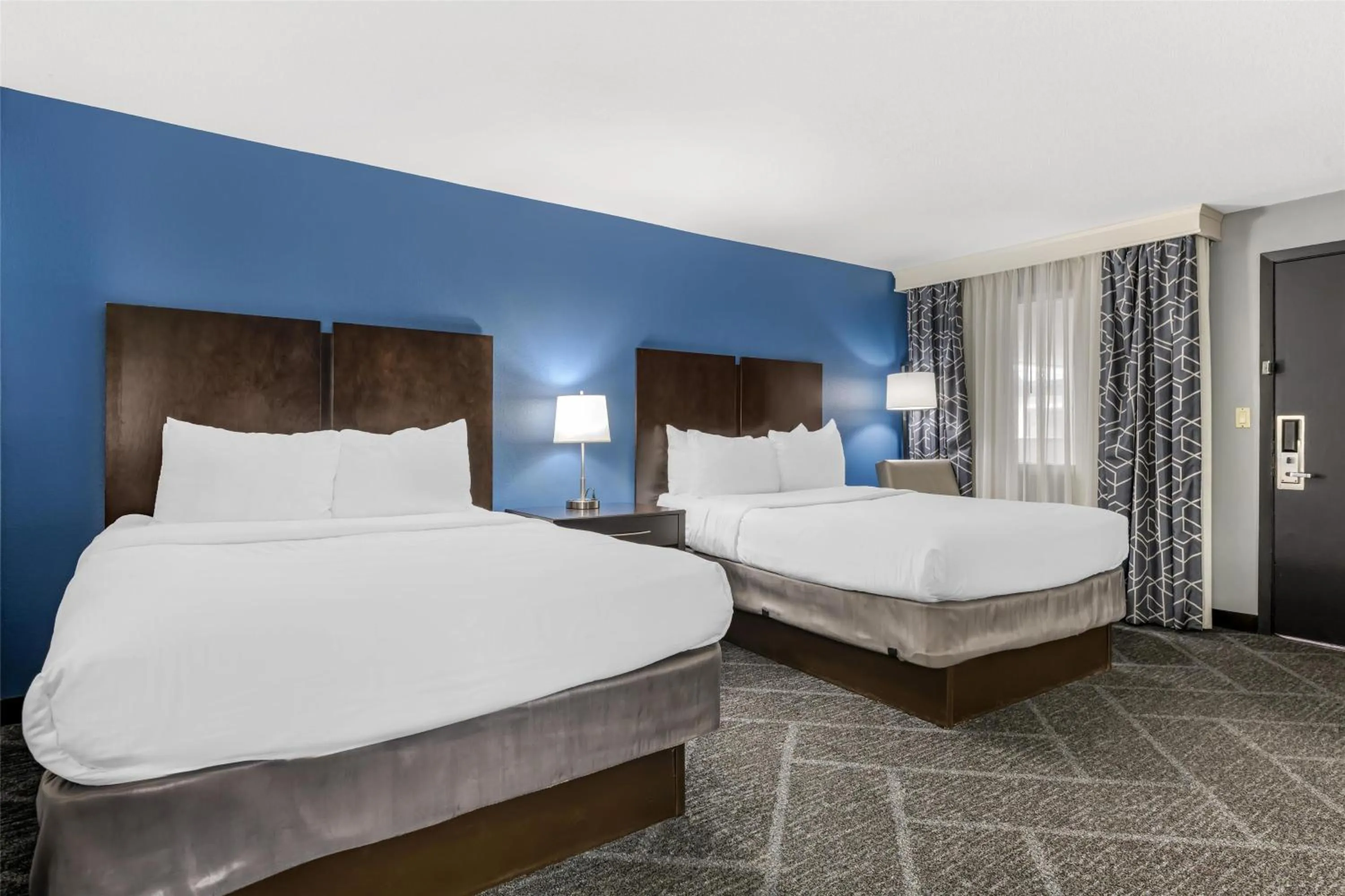 Executive Queen Room with Pool View in Best Western Rochester Hotel Mayo Clinic Area/ St. Mary's