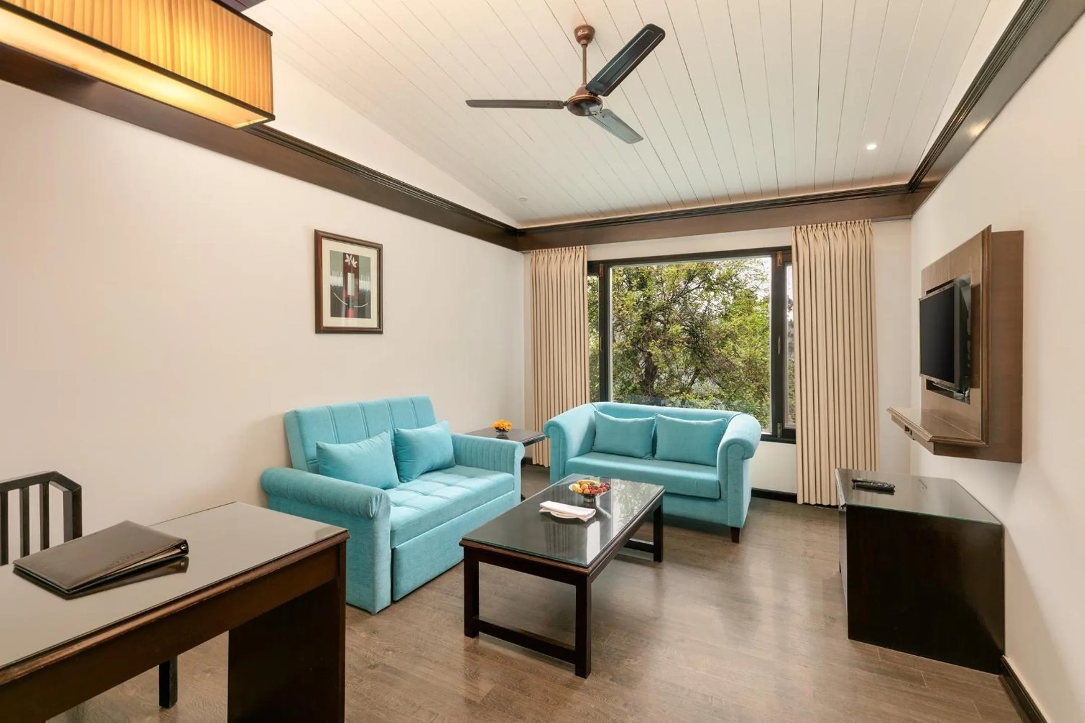 Suite with complimentary shuttle to Mall Road till 7 pm in Shervani Hilltop Resort