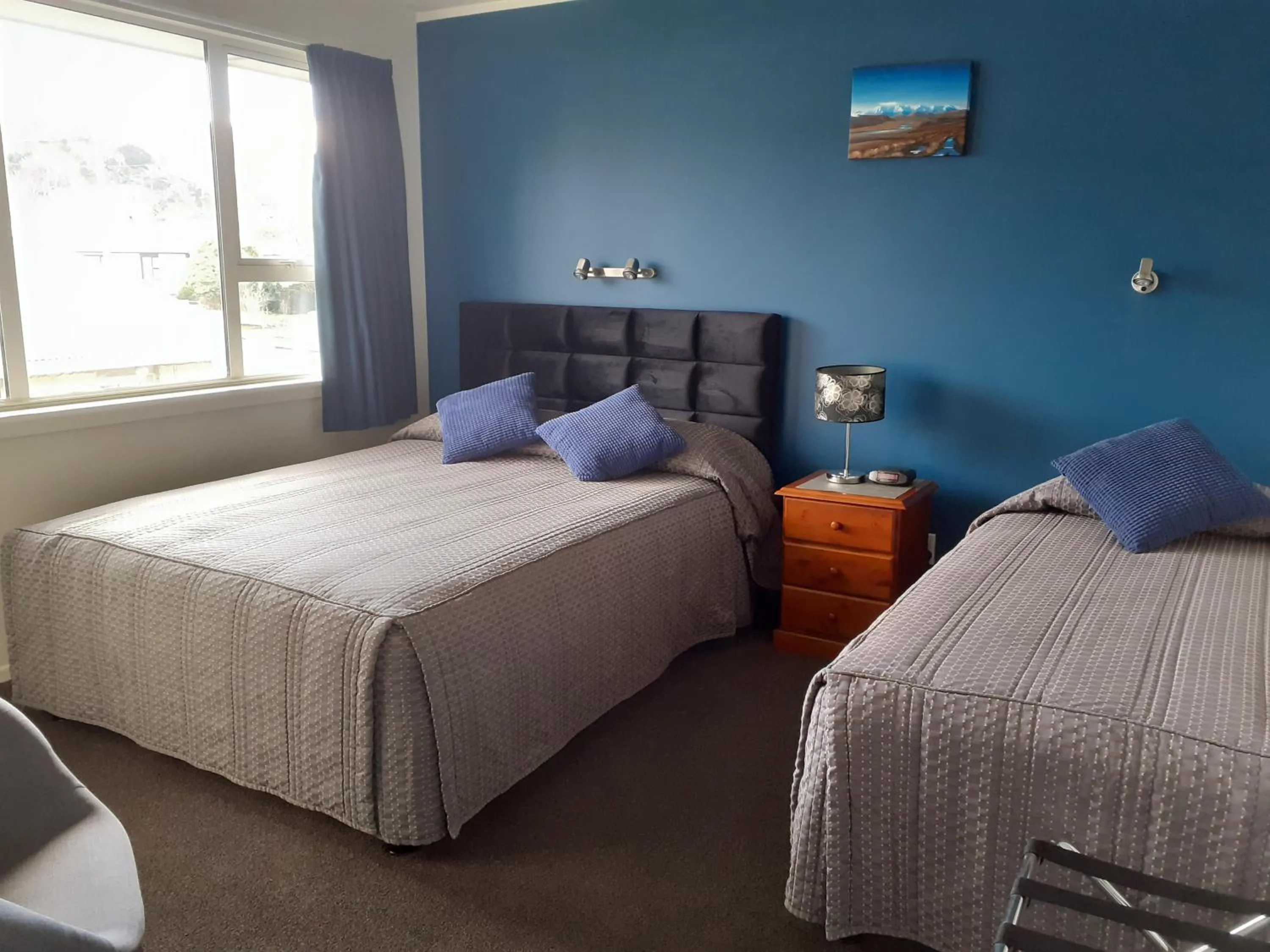 Superior Upstairs Two-Bedroom Apartment in AAA Thames Court Motel