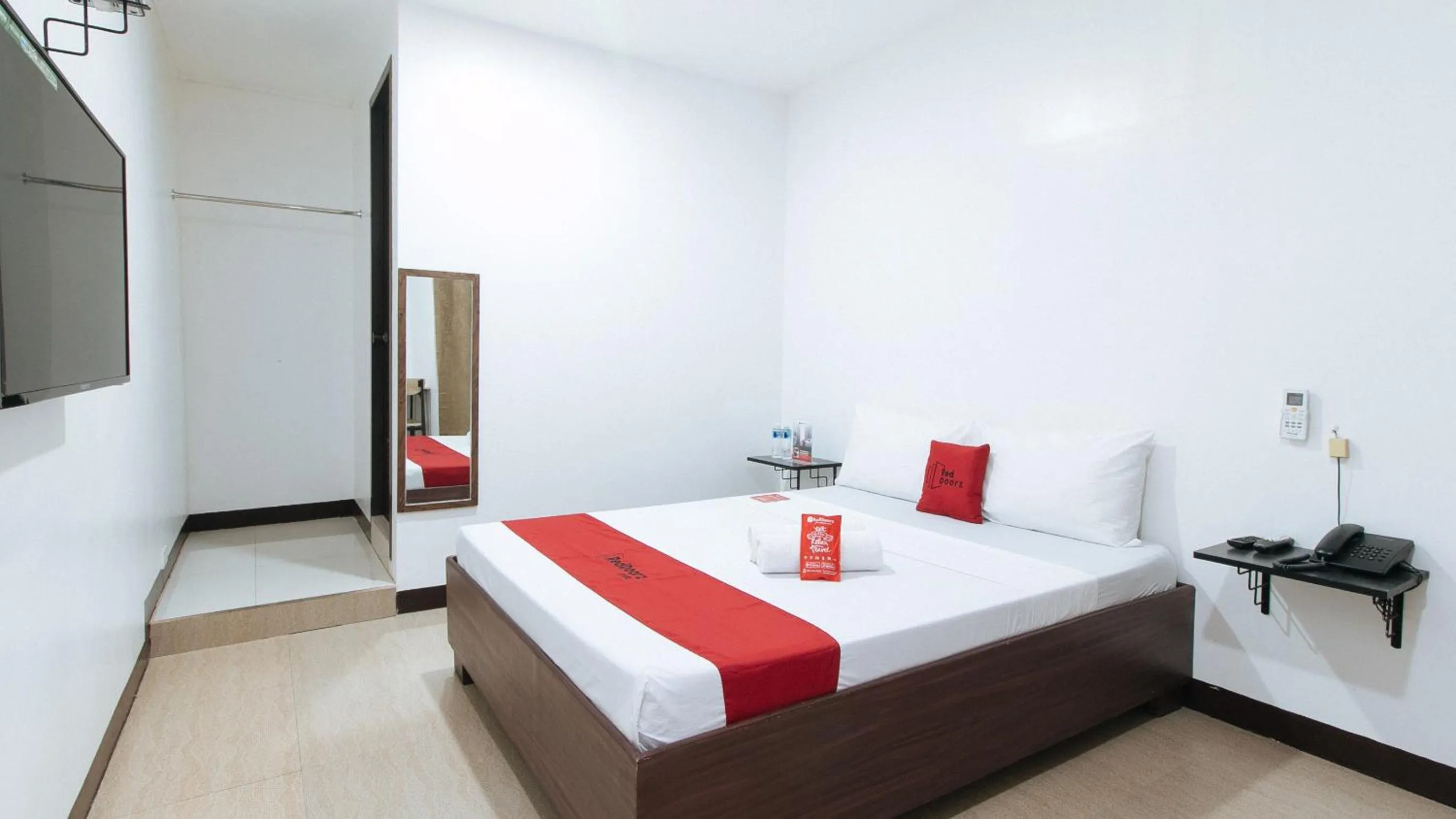 Double Room in RedDoorz at San Antonio Makati