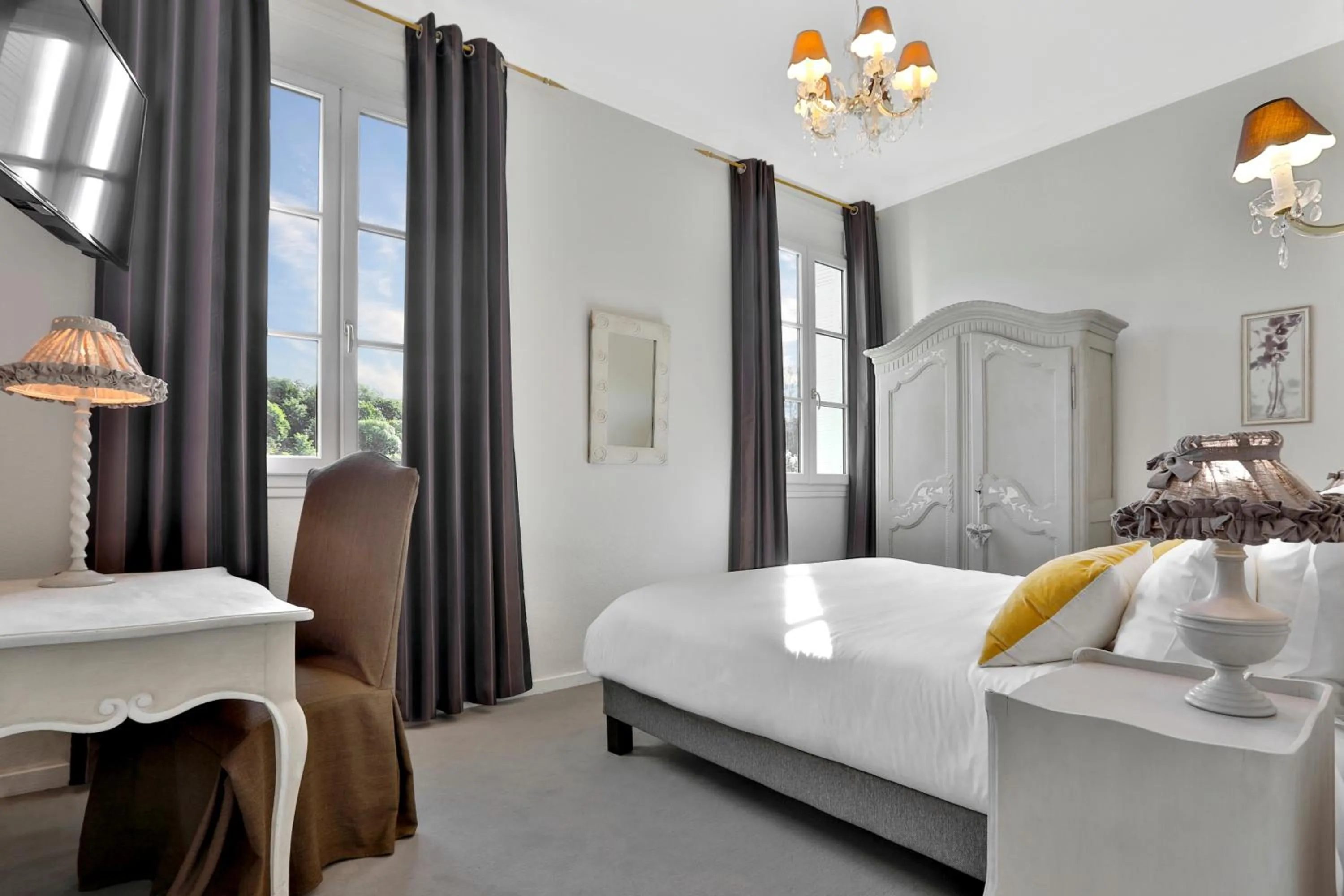 Superior Double Room with River View in Hotel Restaurant Charbonnel