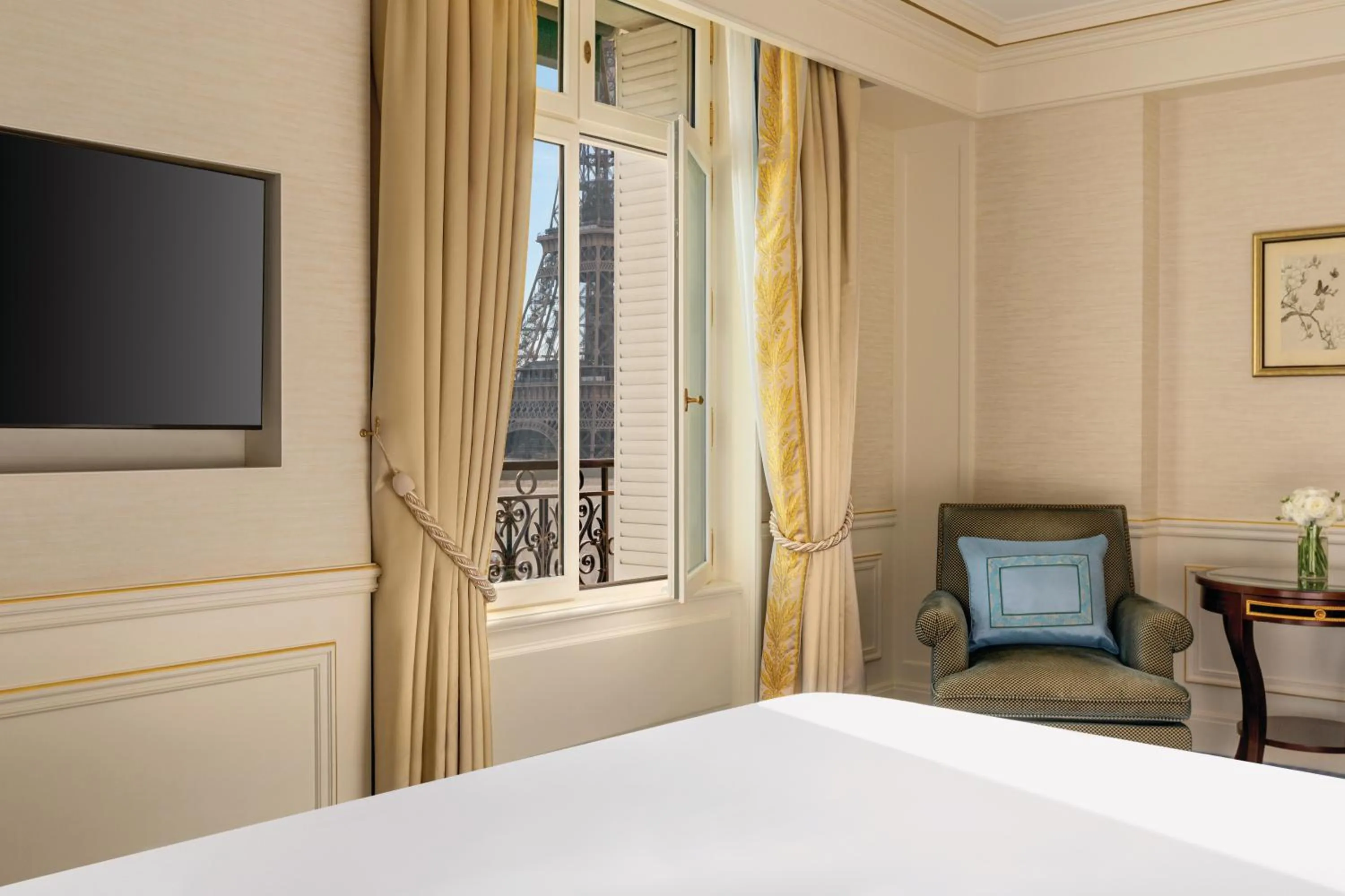 King Room With Eiffel Tower View in Shangri-La Paris