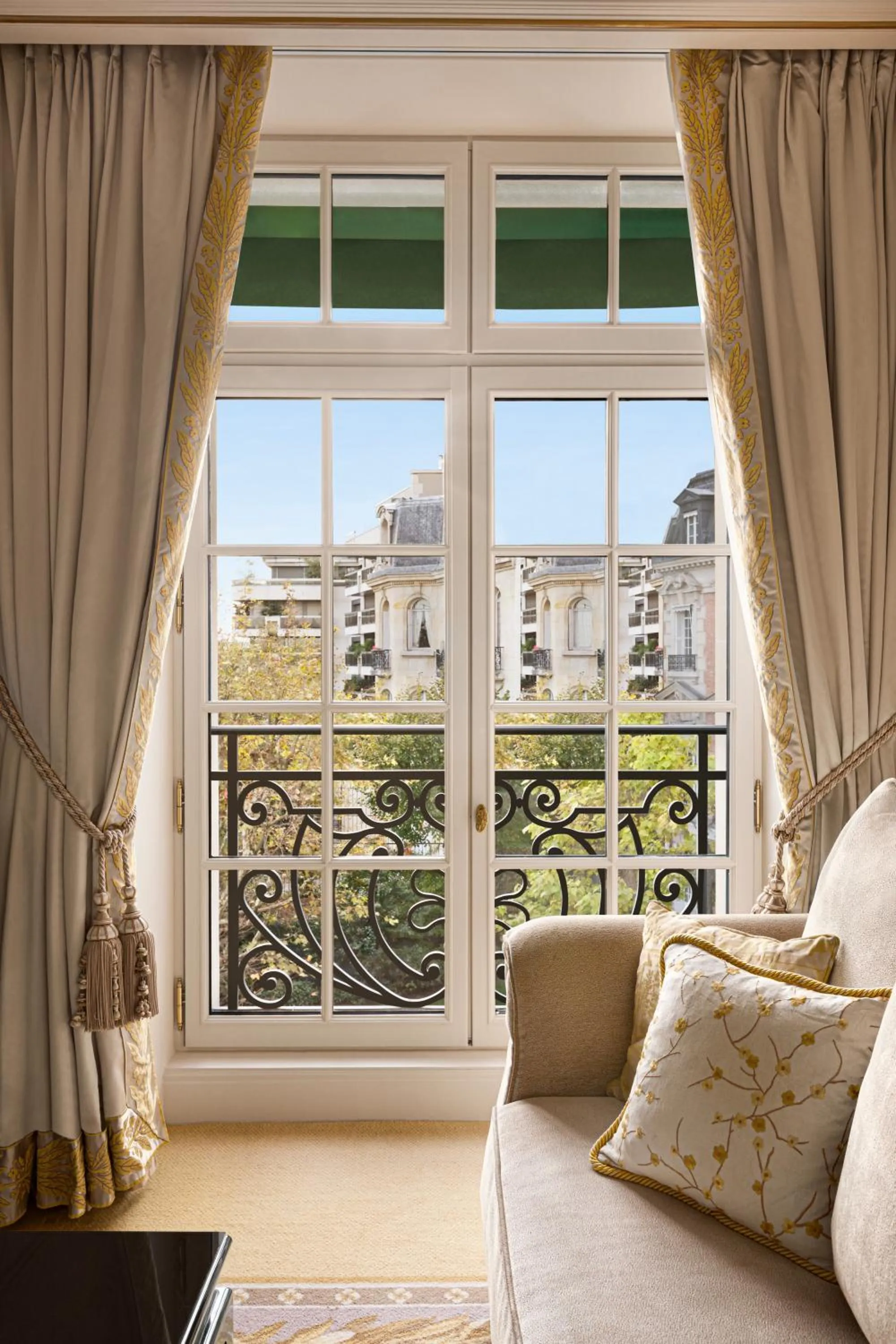Junior Suite with Paris View in Shangri-La Paris