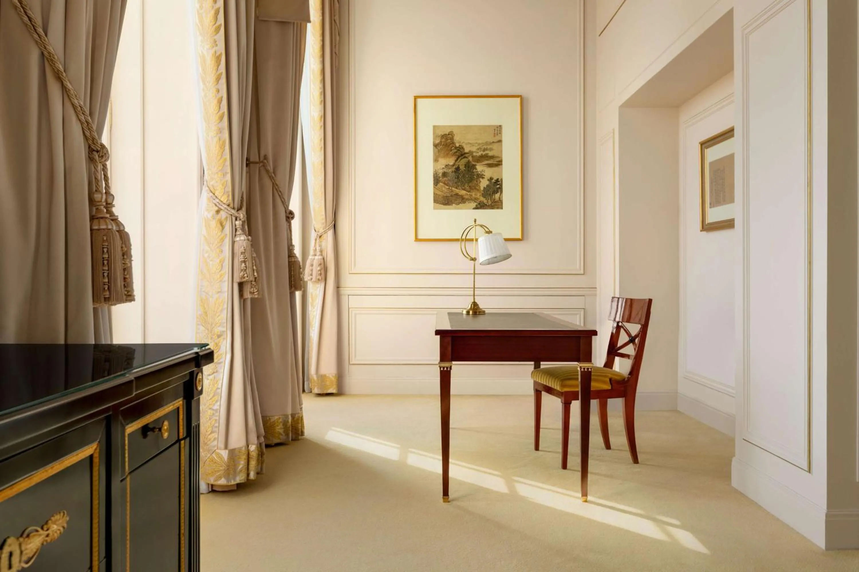 Duplex Terrace Eiffel view Suite in Shangri-La Paris