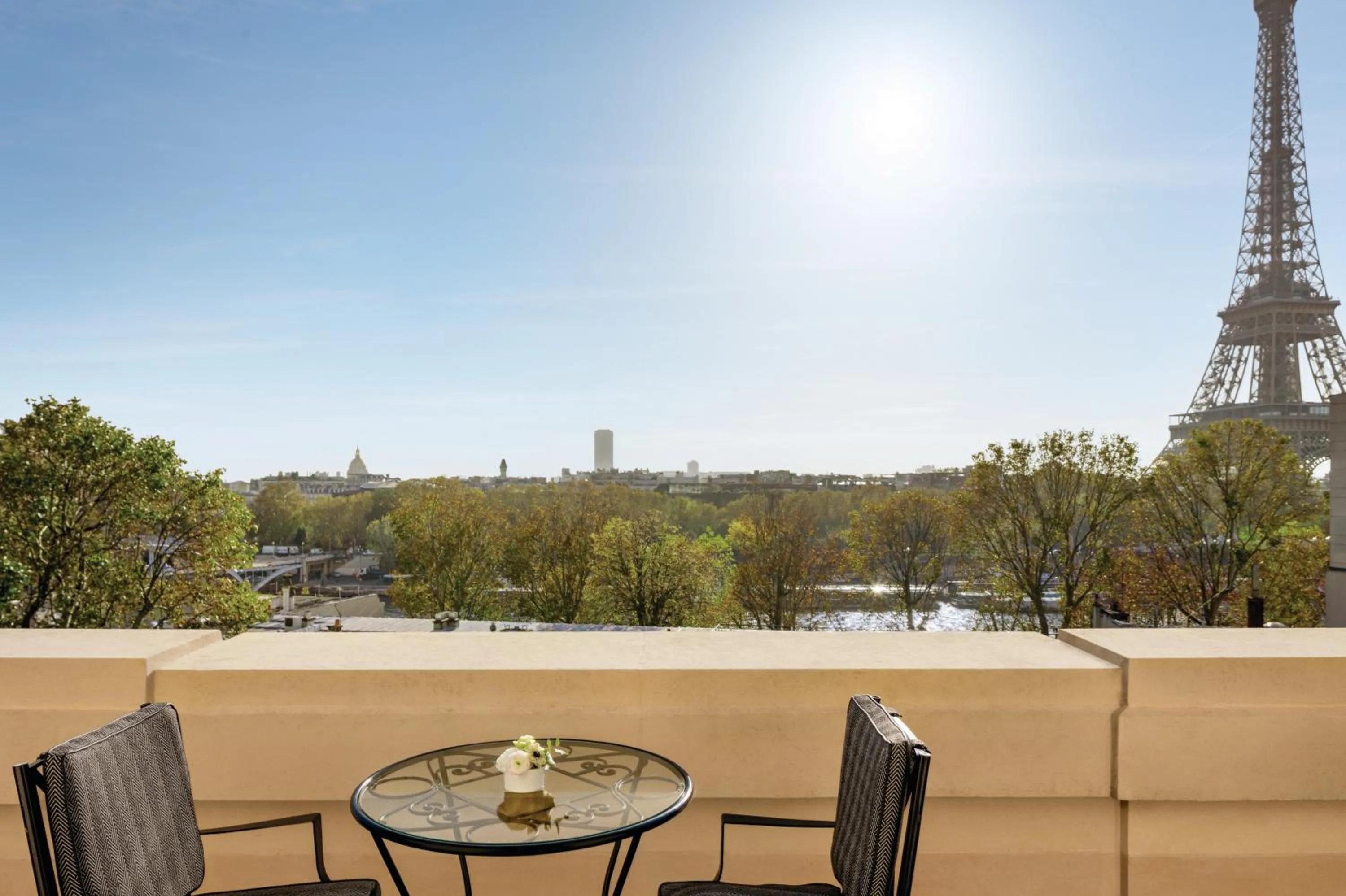 Terrace Eiffel View Room King in Shangri-La Paris