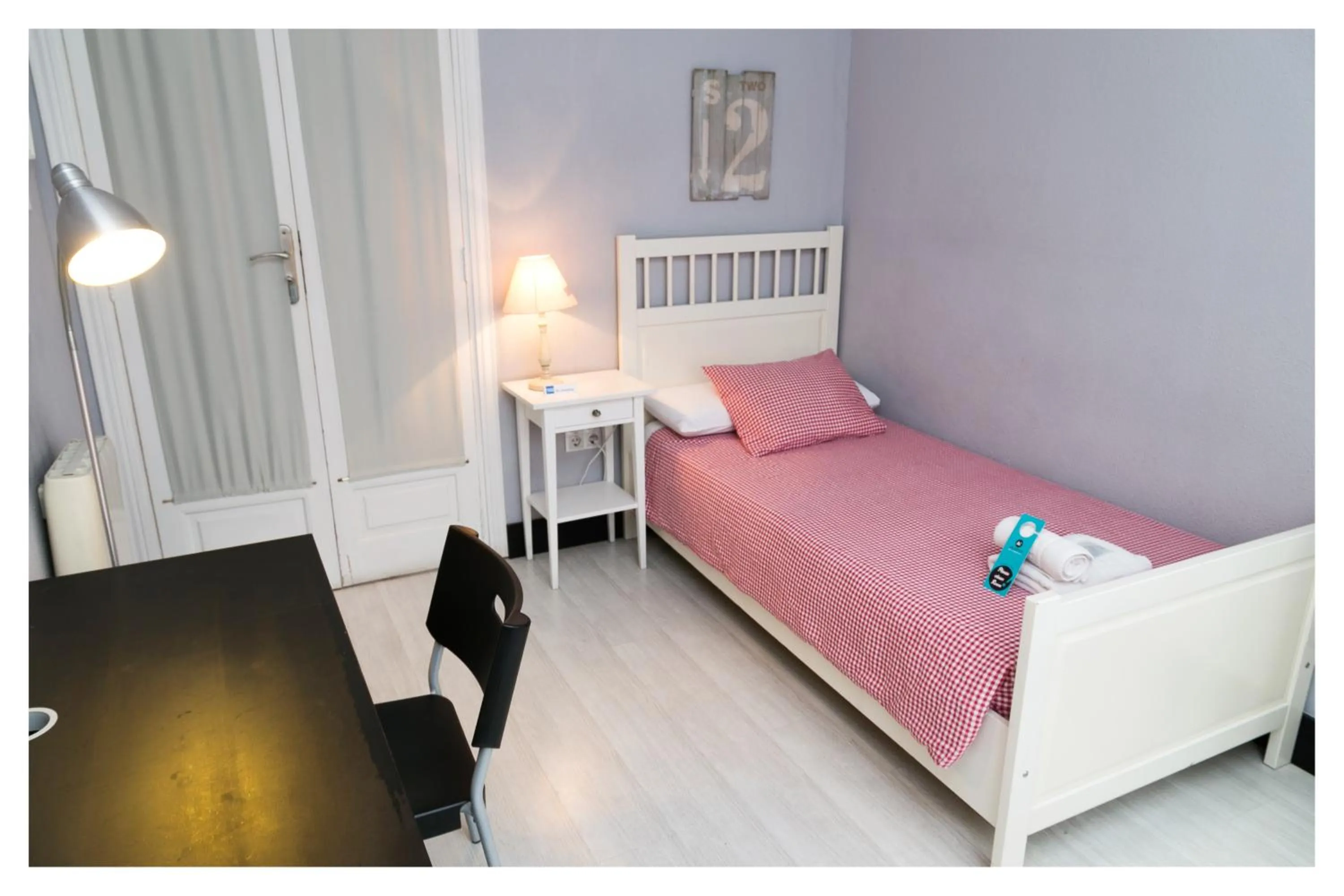 Basic Single Room with Shared Bathroom in Hi Valencia Canovas