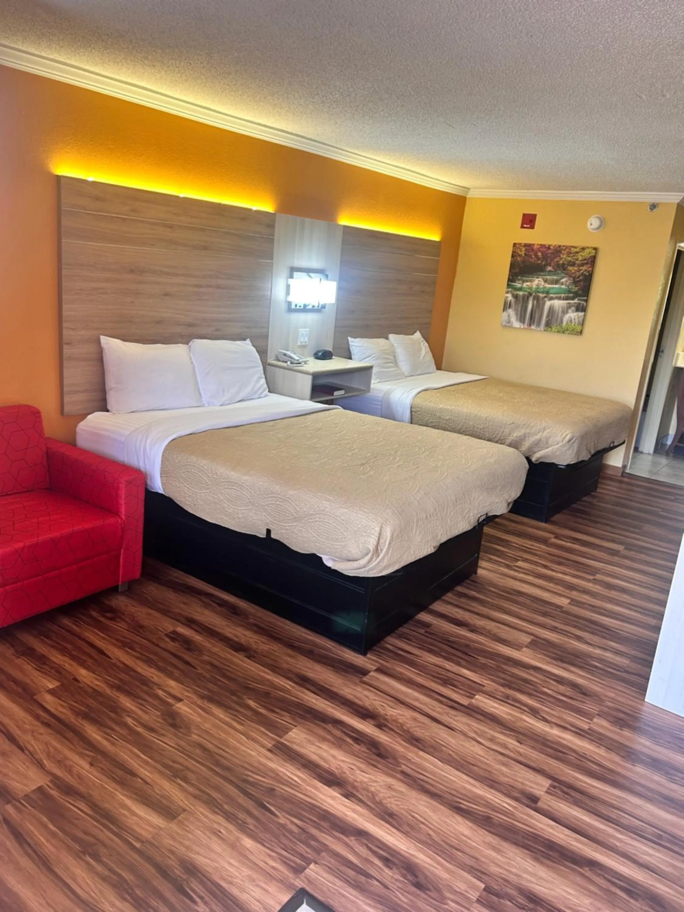 Deluxe Queen Room with Two Queen Beds - Smoking in Home Town Inn & Suites