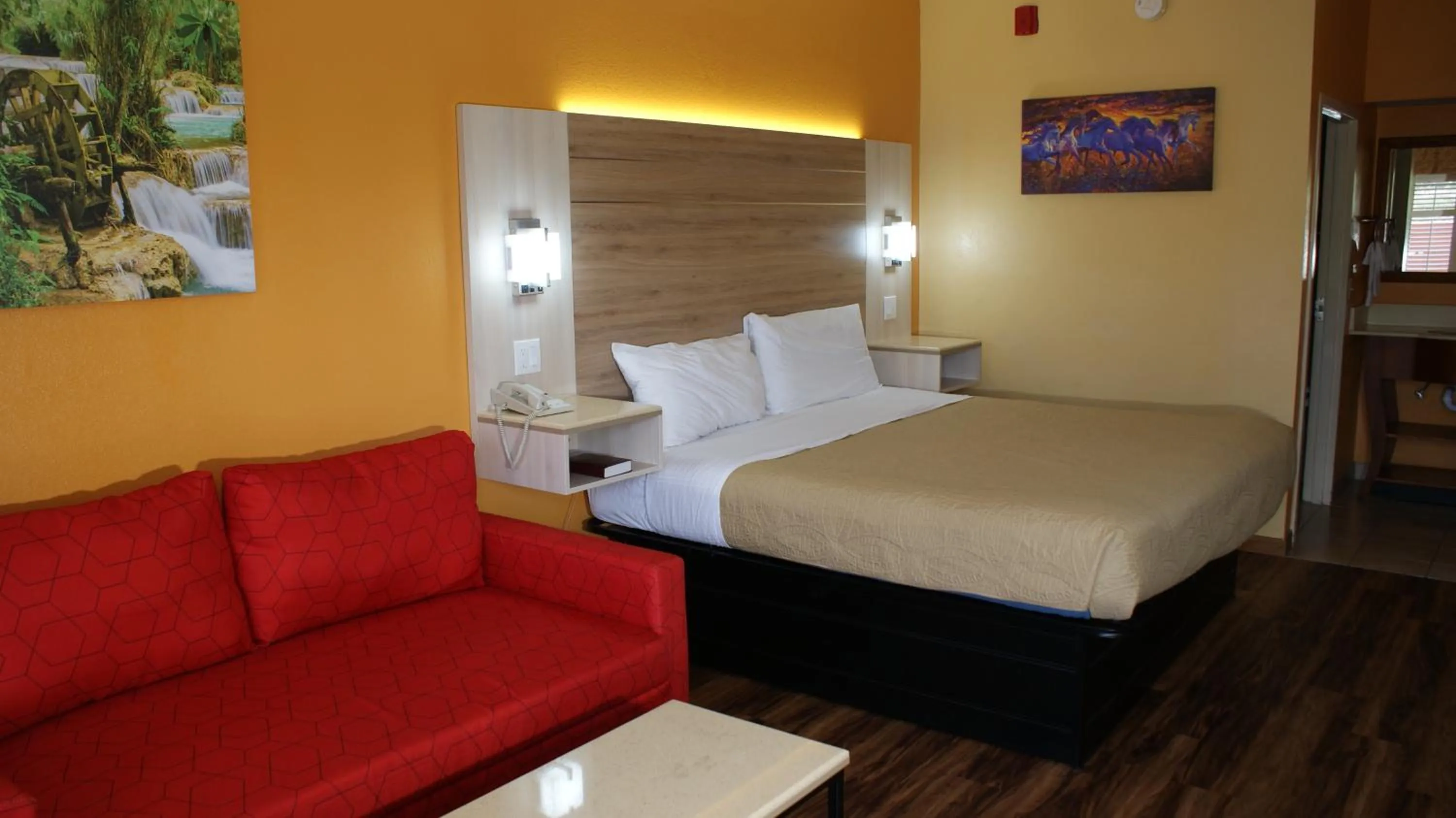 Deluxe King Room - Smoking in Home Town Inn & Suites