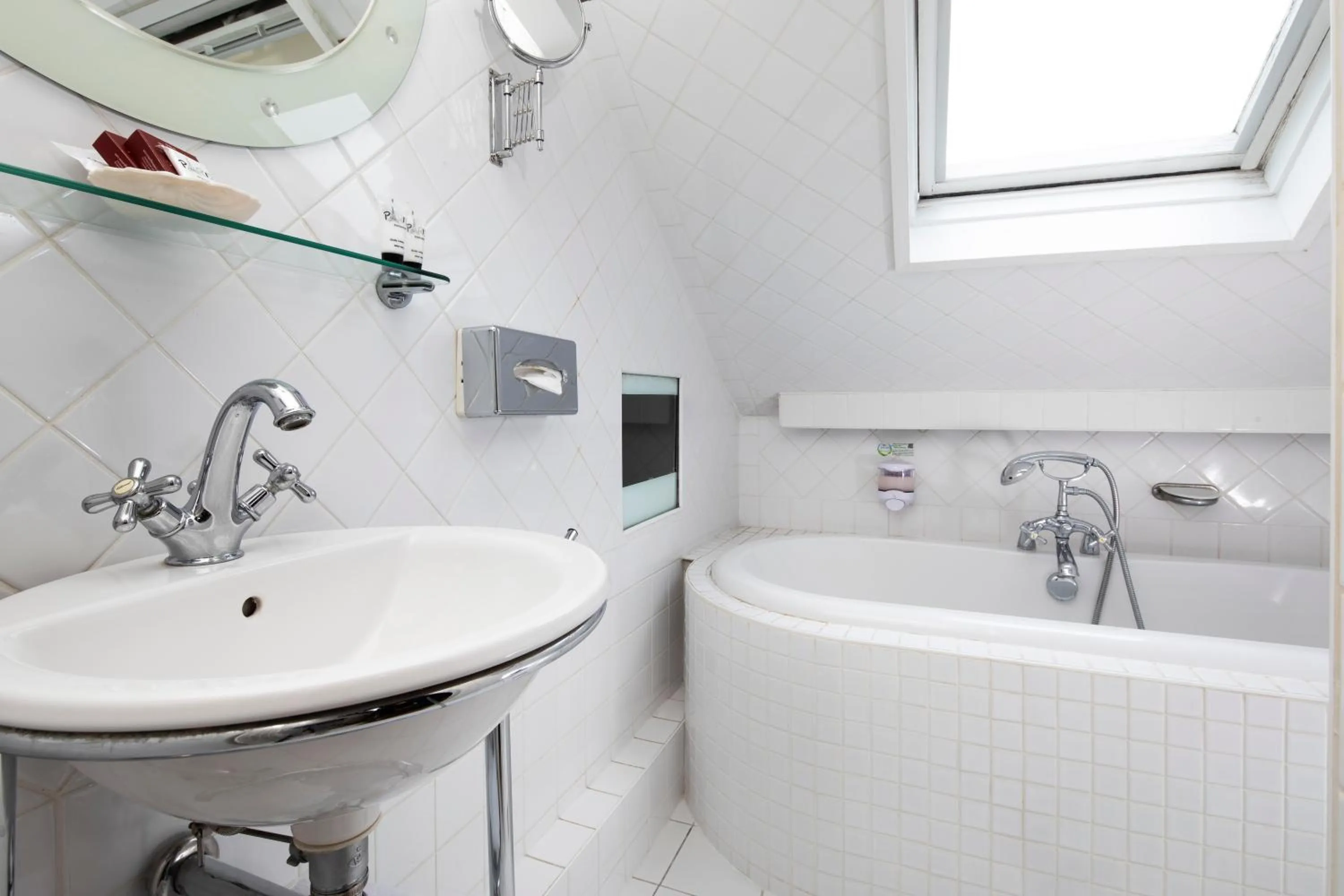 Small Double Room in Elysées Hôtel