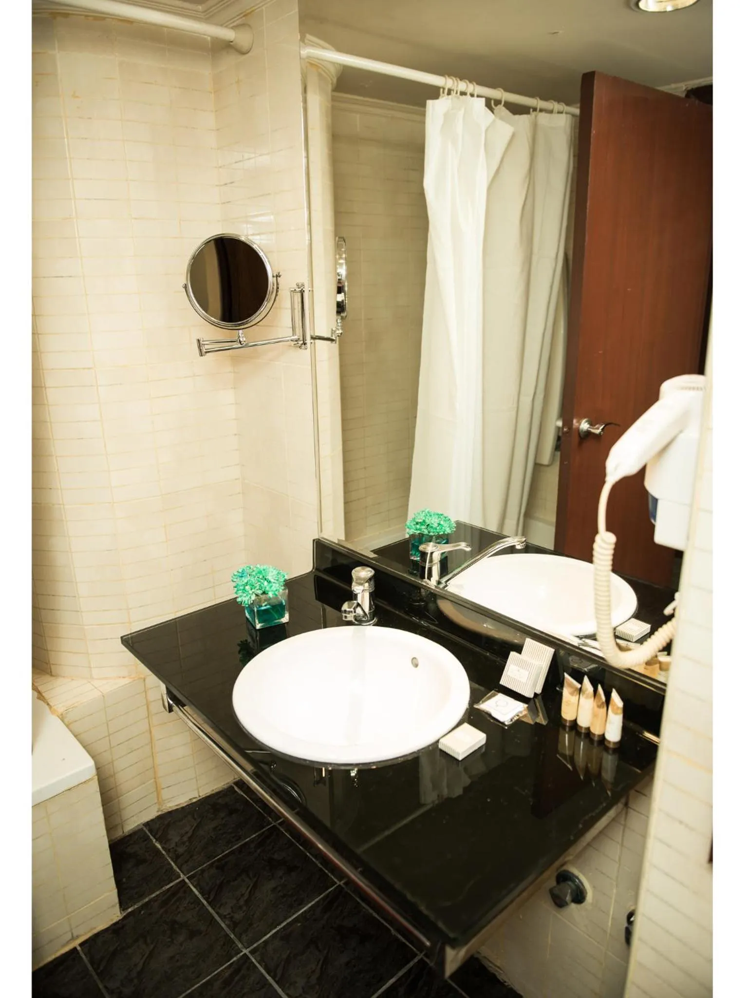 Deluxe Connected Room with City View in Cherry Maryski Hotel