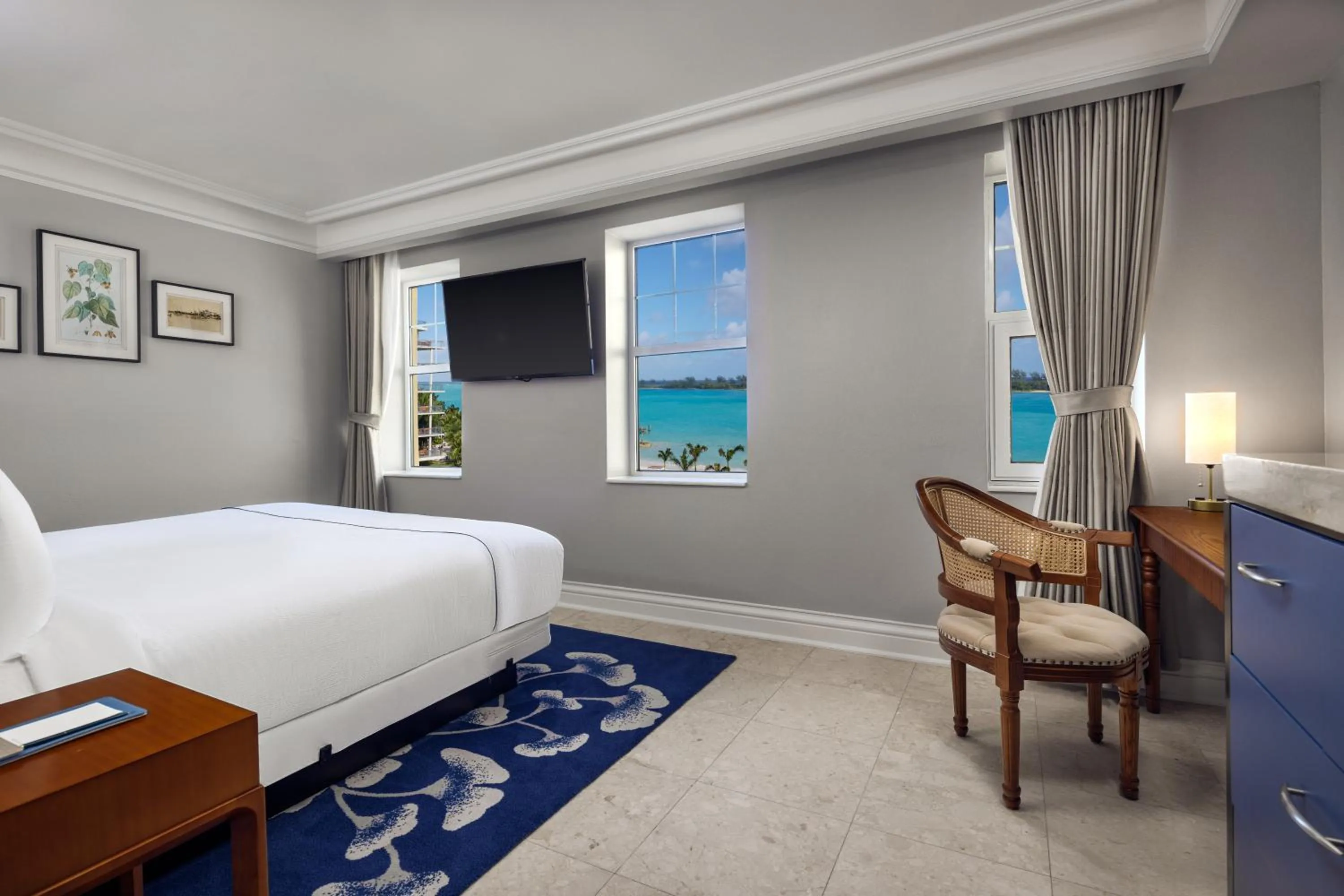 Queen Room with Sea View in British Colonial Nassau