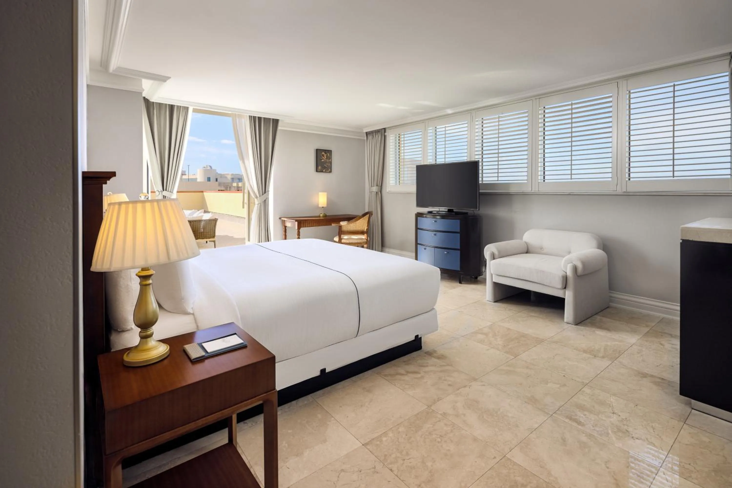 King Suite with Balcony in British Colonial Nassau