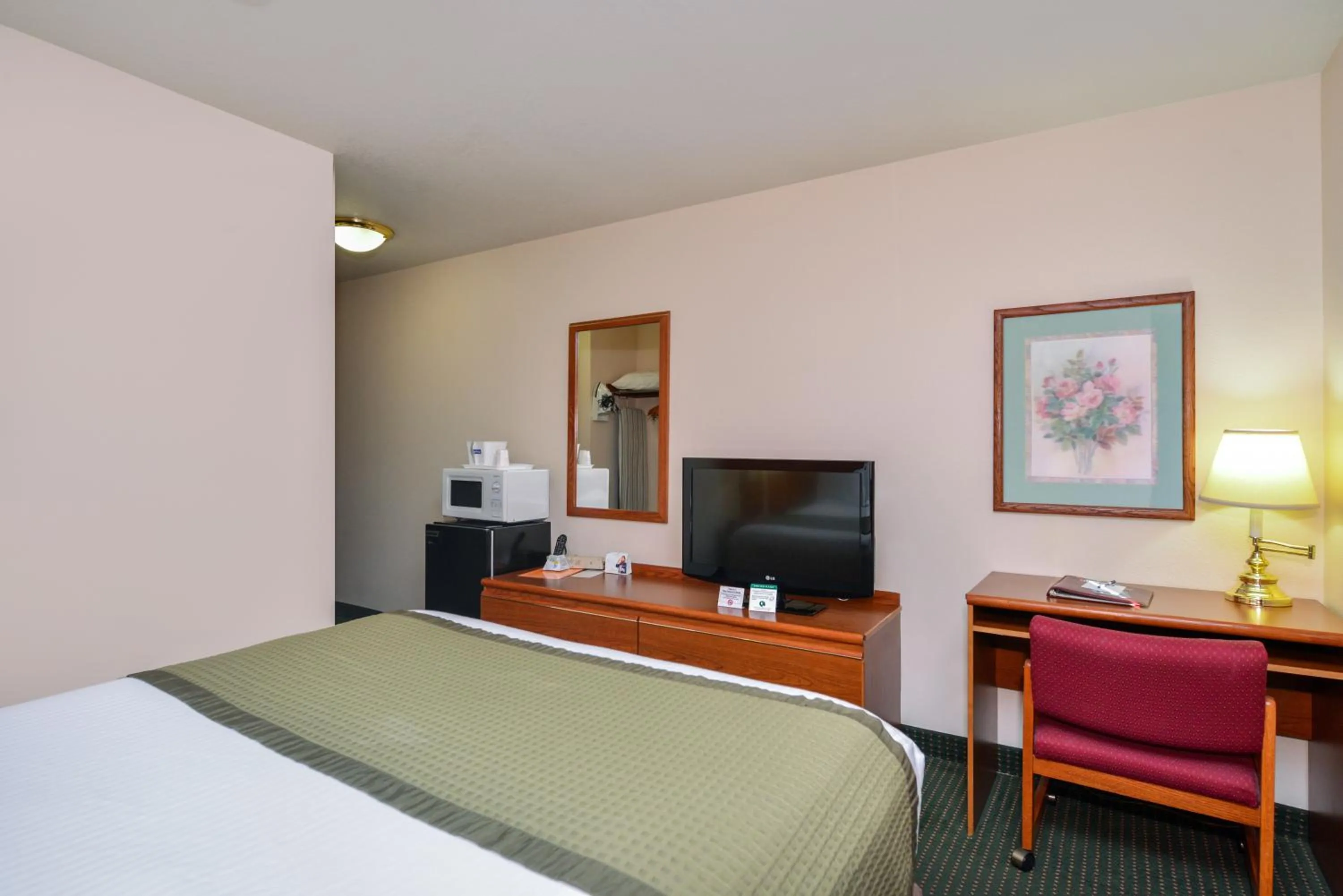 Superior Queen Room - Pet Friendly in Travelodge by Wyndham, Newberg