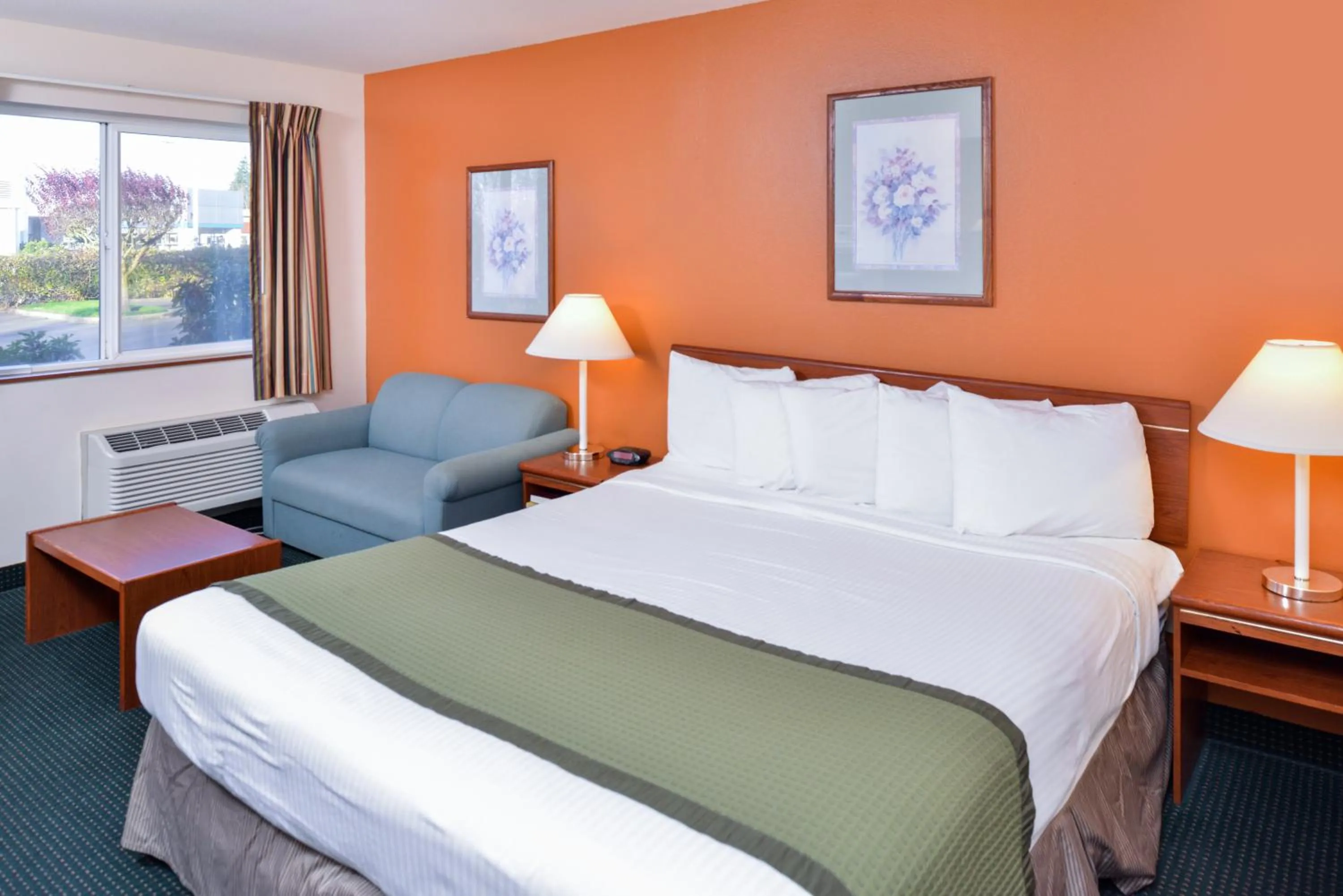 Deluxe King Room - Pet Friendly in Travelodge by Wyndham, Newberg