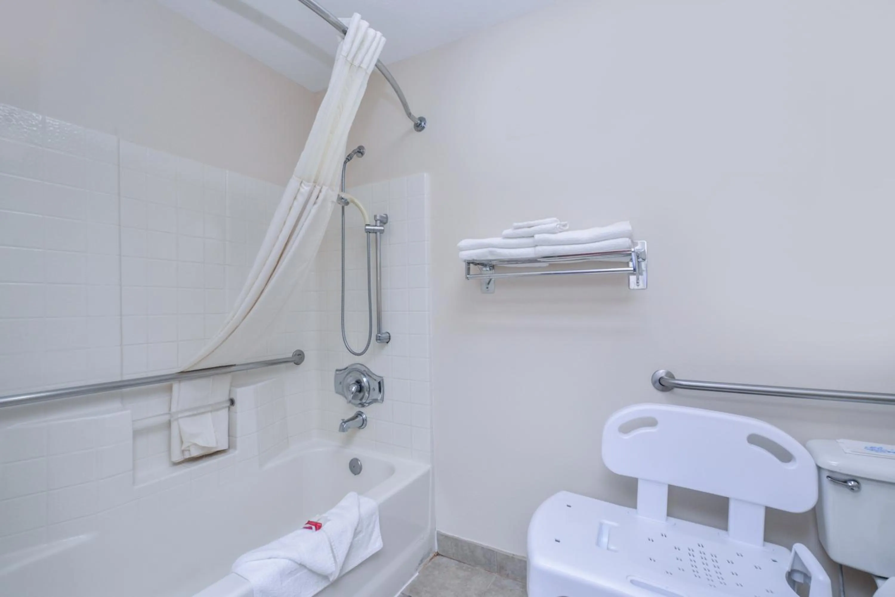 Queen Room - Disability Access/Non-Smoking in Travelodge by Wyndham, Newberg