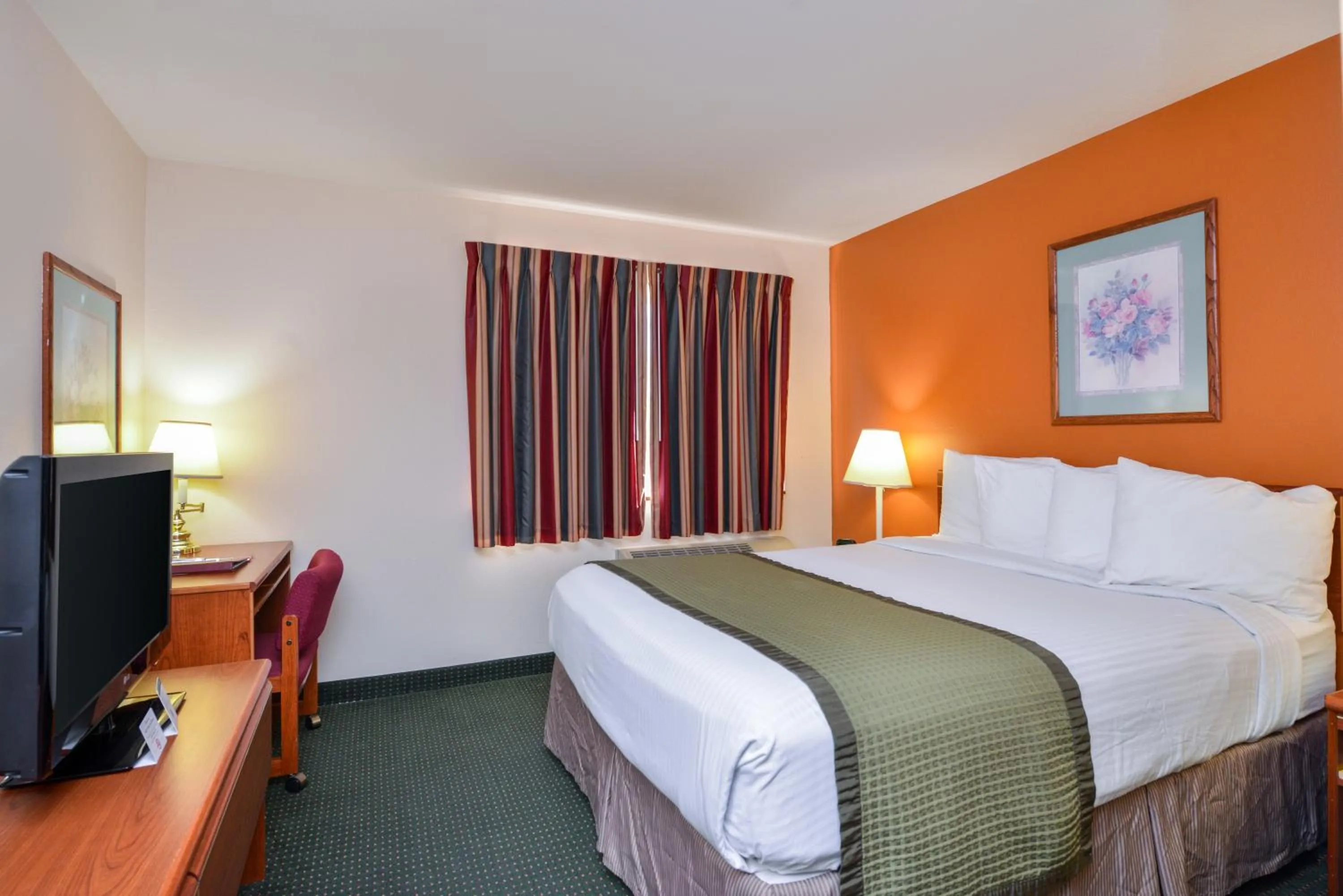 Deluxe Queen Room - Non-Smoking in Travelodge by Wyndham, Newberg