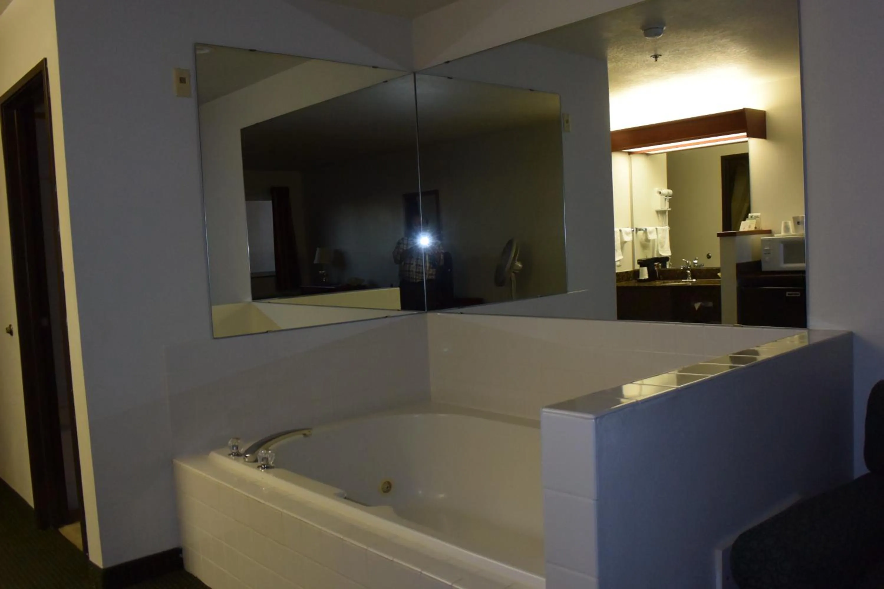 Deluxe King Suite in Travelodge by Wyndham, Newberg